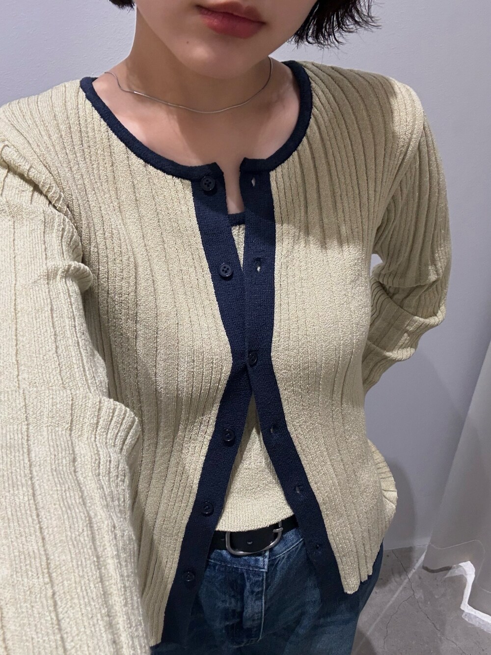 ベージュ系のニット/セーターを着用したレディースの冬コーディネートの2枚目の写真