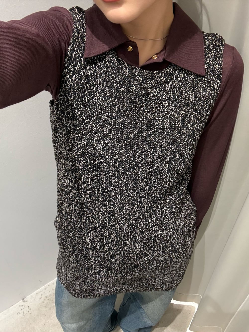 ブラウン系のシャツ/ブラウス、ブラック系のベストを着用したレディースの冬コーディネートの4枚目の写真