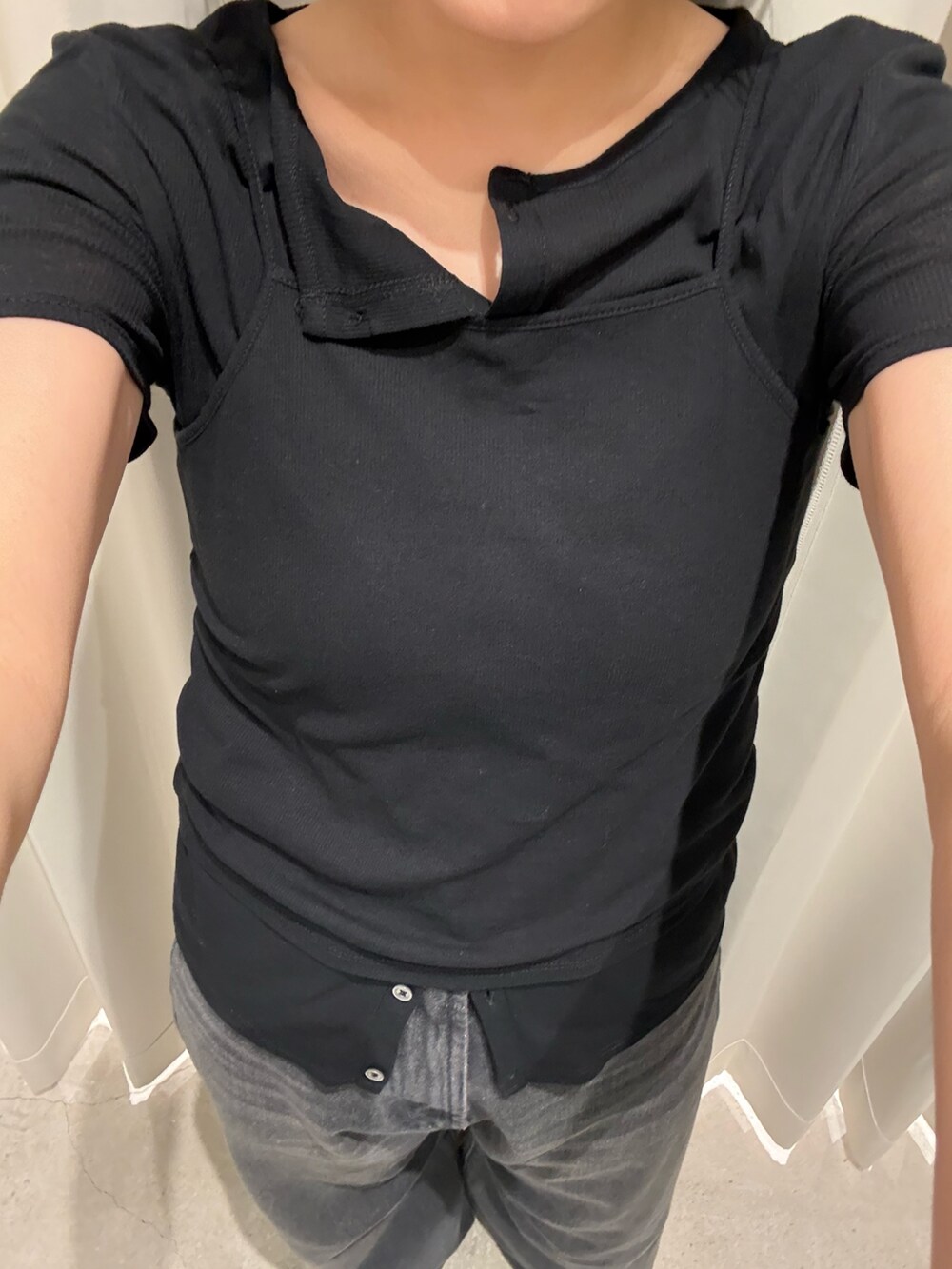 ブラック系のカーディガン/ボレロ、グレー系のデニムパンツ、ブラック系のパンプスを着用したレディースの春コーディネートの3枚目の写真