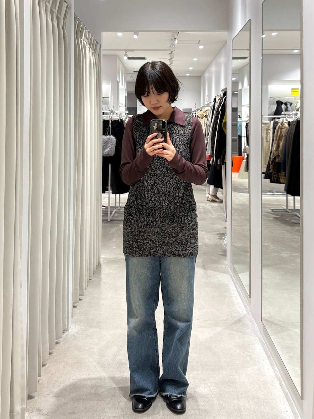 ブラウン系のシャツ/ブラウス、ブラック系のベストを着用したレディースの冬コーディネートの2枚目の写真