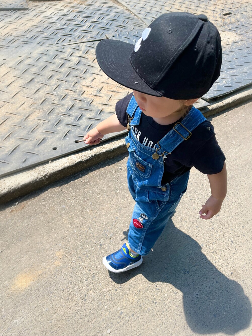 ブルー系のオールインワン・サロペット、ブルー系のスニーカー、ブラック系のTシャツ/カットソーを着用したキッズの夏コーディネートの3枚目の写真