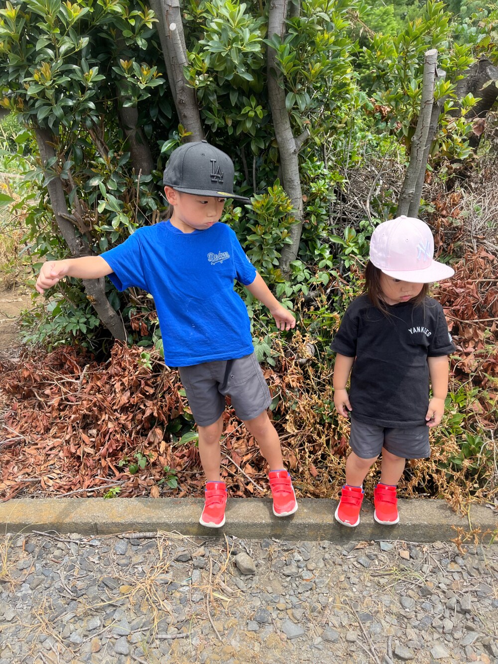 ブラック系のTシャツ/カットソー、グレー系のその他パンツ、グレー系のその他パンツを着用したキッズの夏コーディネートの3枚目の写真