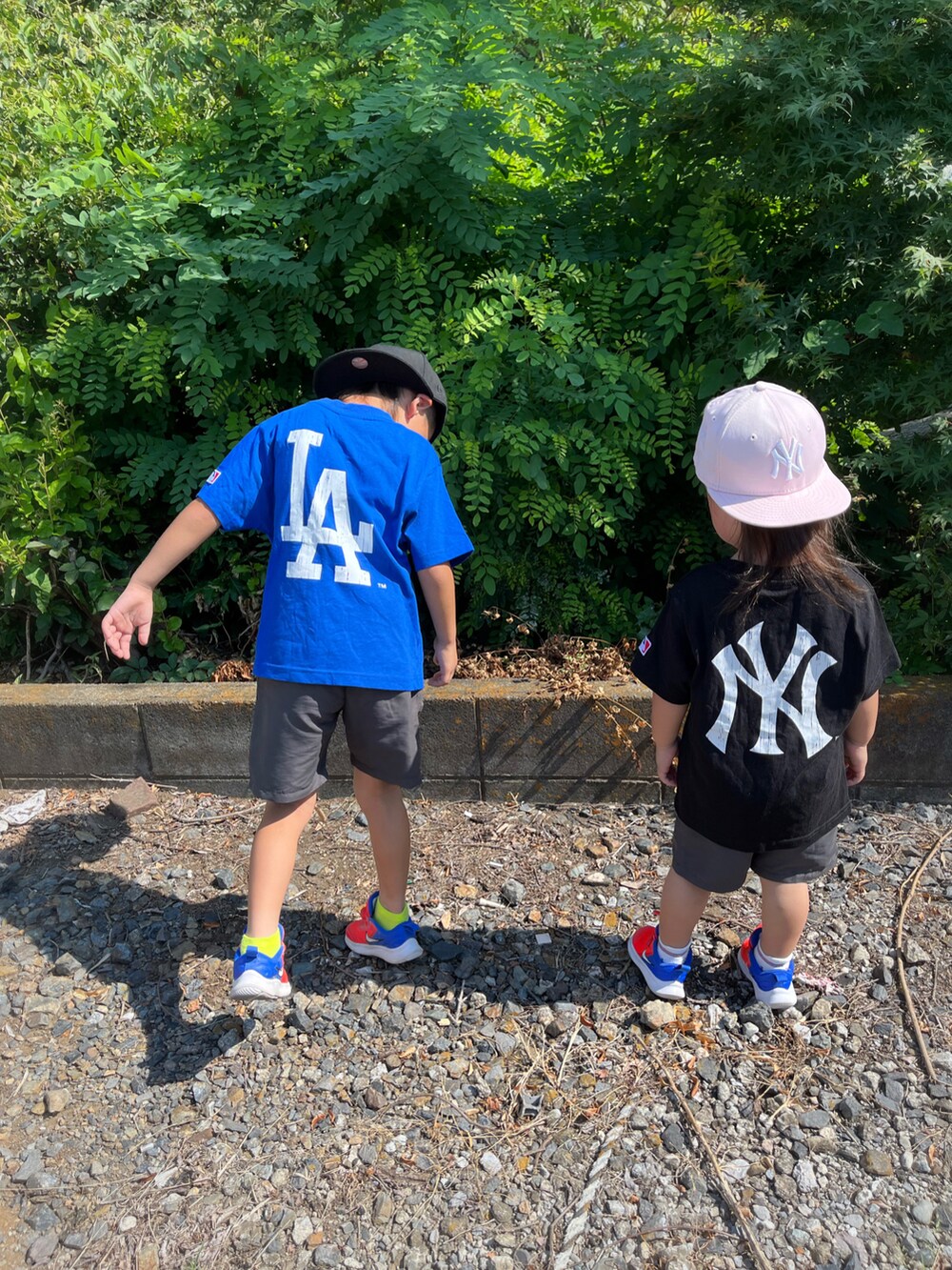 ブラック系のTシャツ/カットソー、グレー系のその他パンツ、グレー系のその他パンツを着用したキッズの夏コーディネートの2枚目の写真