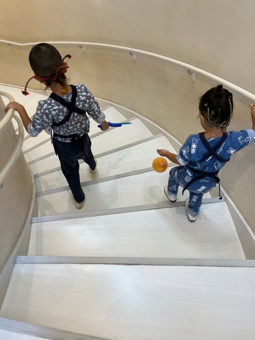 ブラック系のサンダル、ブルー系のサンダル、ブルー系の和装小物を着用したキッズの秋コーディネートの3枚目の写真