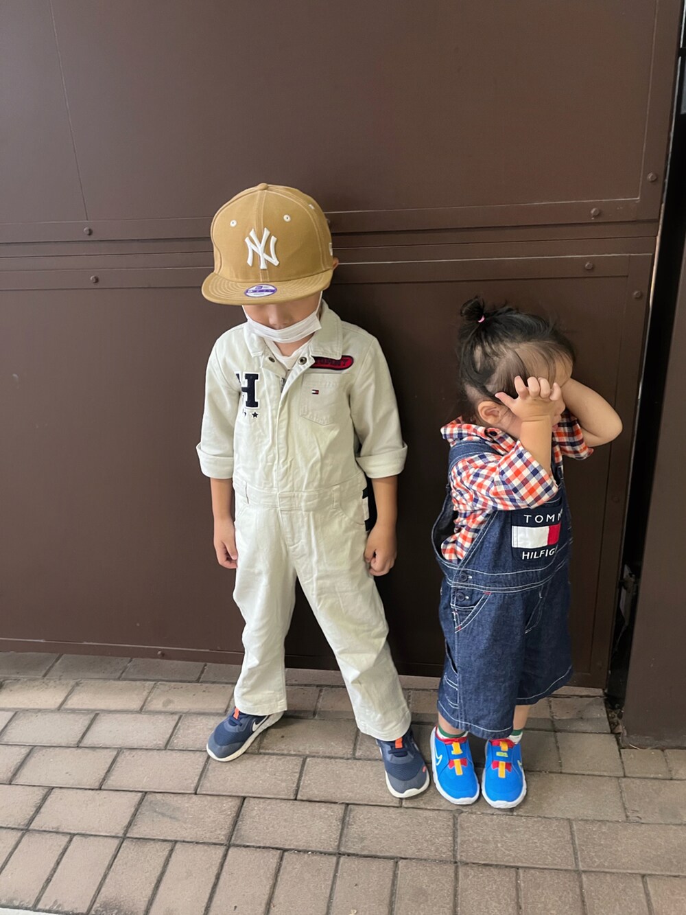 「お誕生日おめでとう！、5歳、誕生日、キッズファッション、キッズコーデ、兄弟コーディネート、キャップ、ニューエラ、つなぎ、オールインワン、サロペット、ベージュ、デニム、スニーカー」｜「NIKEの《NIKE》REVOLUTION 5 TDV ナイキ レボリューション ５ ＴＤＶ（スニーカー、ブルー系）」を使った、manaさん（キッズ・110cm）の冬コーディネートの3枚目の写真