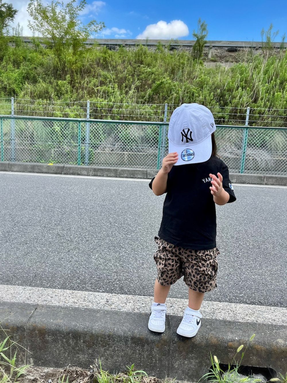 ブラック系のTシャツ/カットソー、ベージュ系のその他パンツ、ホワイト系のスニーカーを着用したキッズの秋コーディネートの3枚目の写真