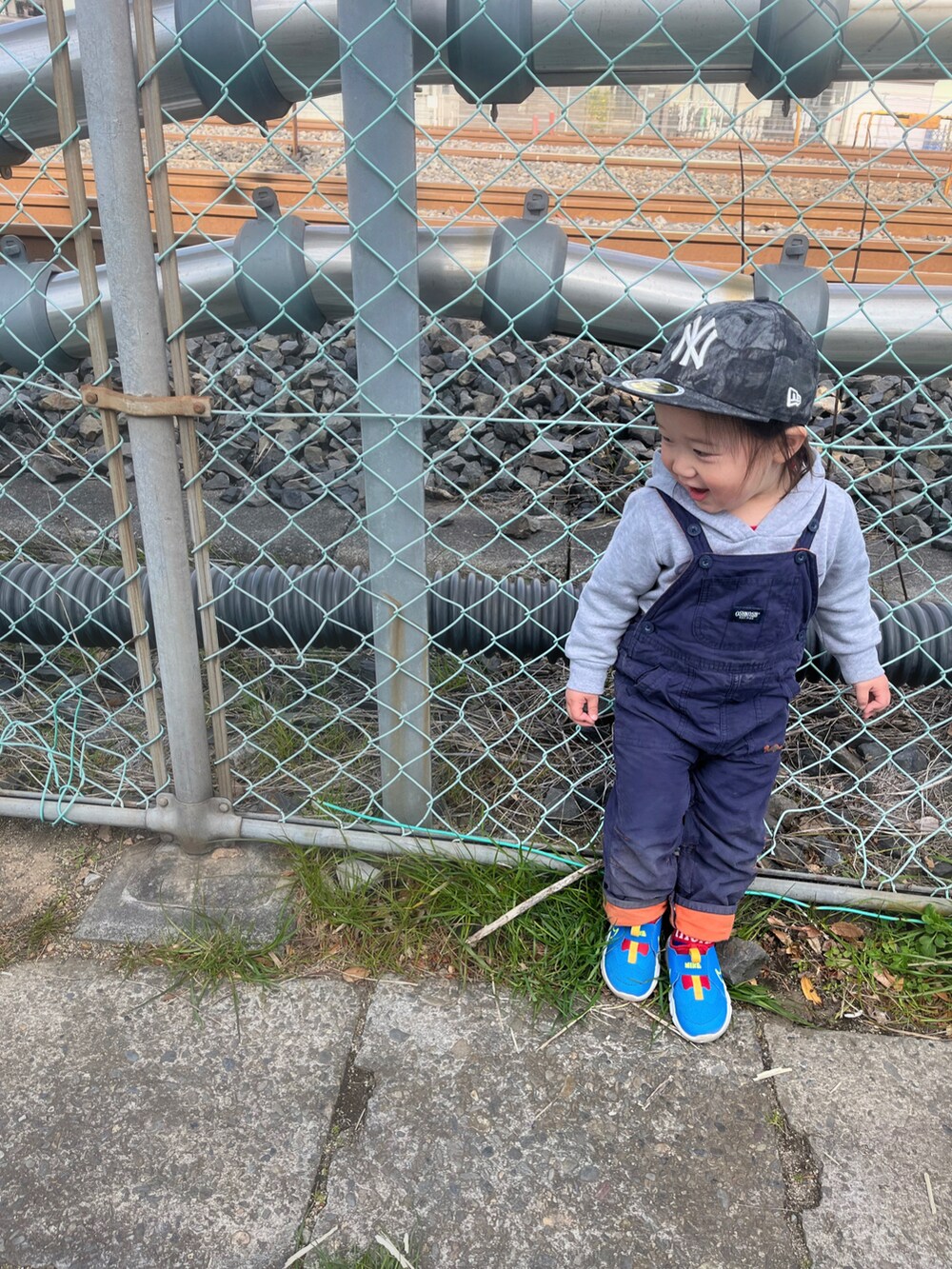 グレー系のパーカー、ブラウン系のオールインワン・サロペット、ブルー系のサロペット/オーバーオールを着用したキッズの春コーディネートの3枚目の写真