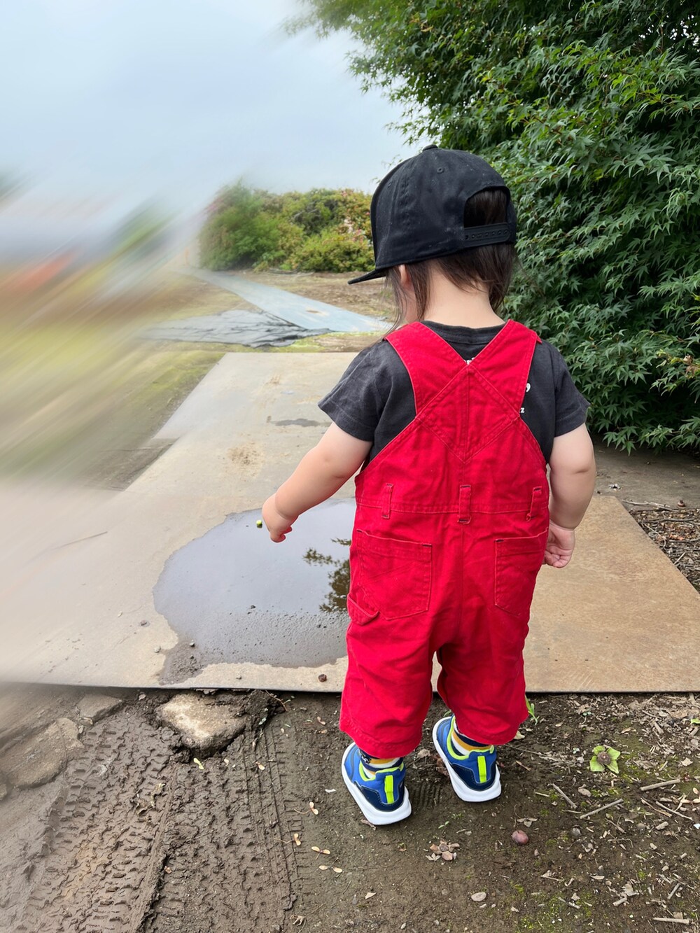ブルー系のスニーカー、ブラック系のTシャツ/カットソー、レッド系のオールインワン・サロペットを着用したキッズの夏コーディネートの2枚目の写真