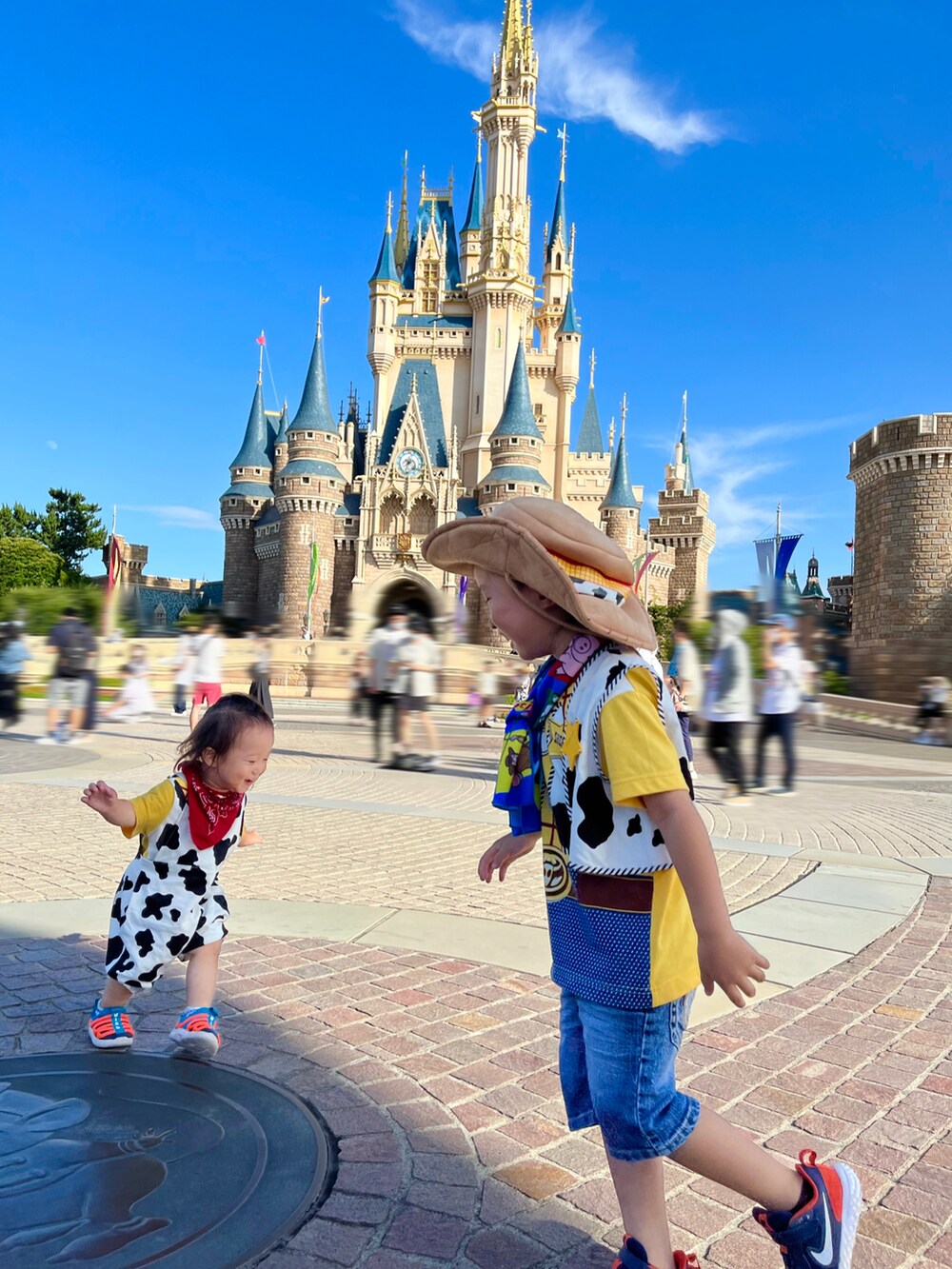 ブラック系のTシャツ/カットソー、ホワイト系のパンツ、ブラック系のスニーカーを着用したキッズの夏コーディネートの4枚目の写真