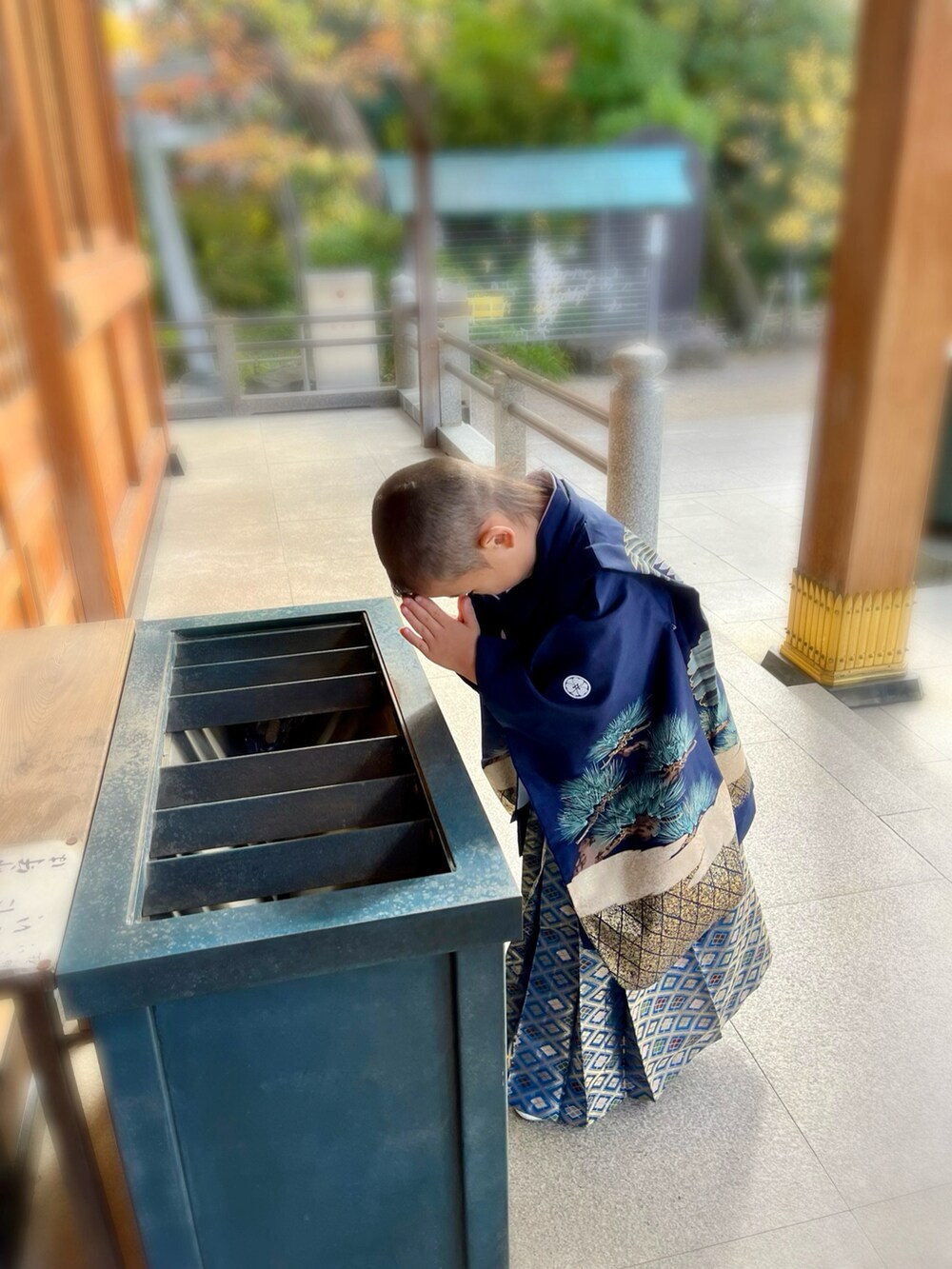 ブルー系の着物、ピンク系のその他を着用したキッズの冬コーディネートの2枚目の写真