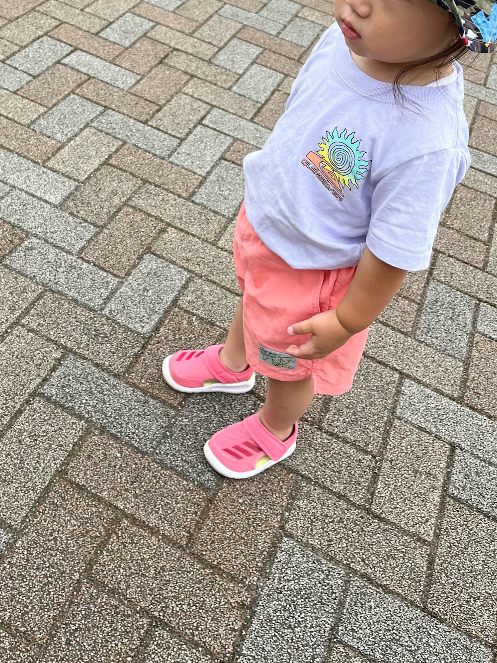 パープル系のTシャツ/カットソー、ピンク系のその他パンツ、グリーン系のサンダルを着用したキッズの夏コーディネートの2枚目の写真