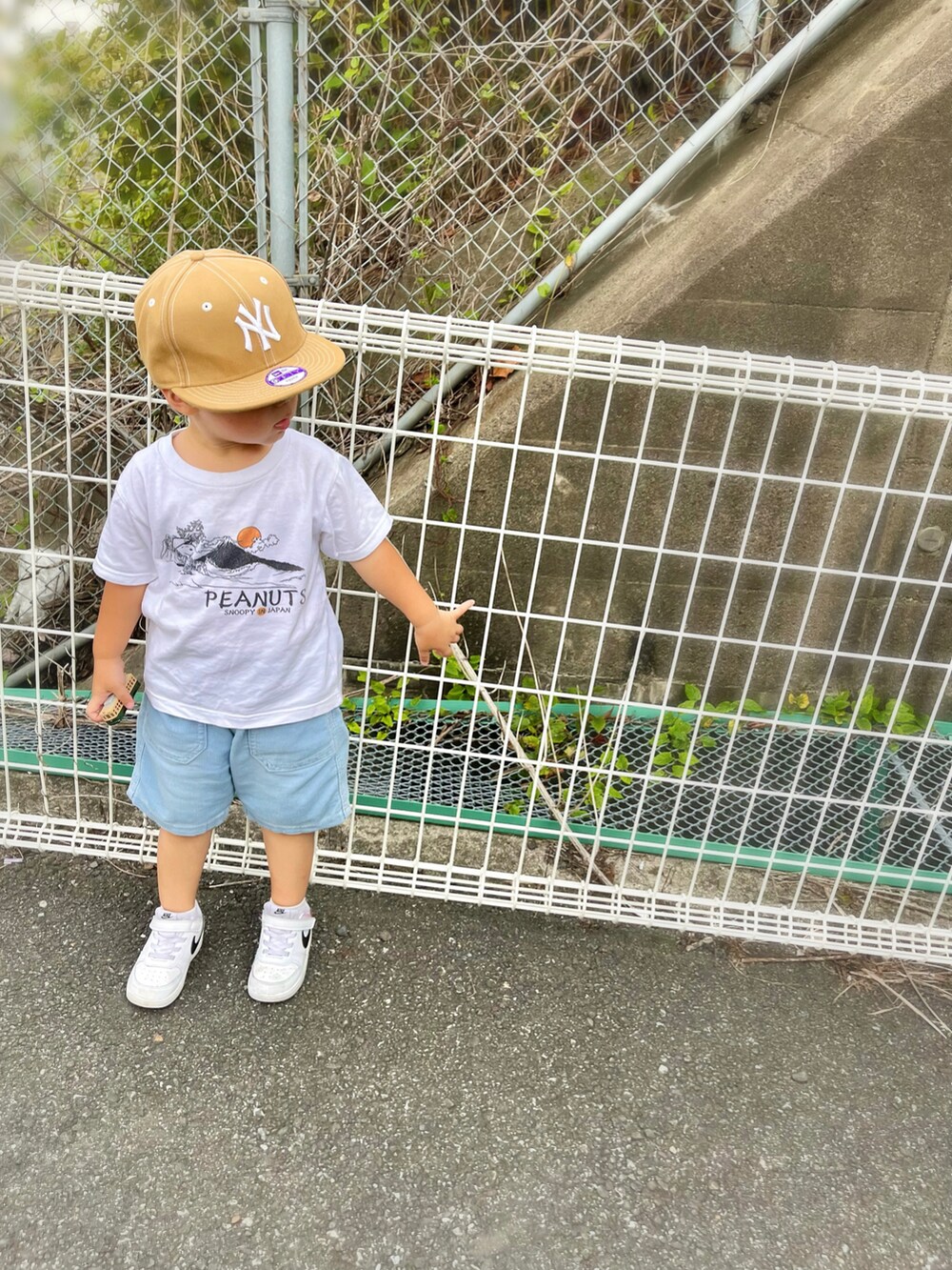 「キッズコーデ、キッズファッション、キャップ、ニューエラ、白Tシャツ、スヌーピー、デニム、デニムパンツ、NIKE、スウィーツ同盟会、デニムフェス2023」｜「NEW ERAのアイテム（キャップ、ベージュ系）」を使った、manaさん（キッズ・90cm）の秋コーディネートの3枚目の写真