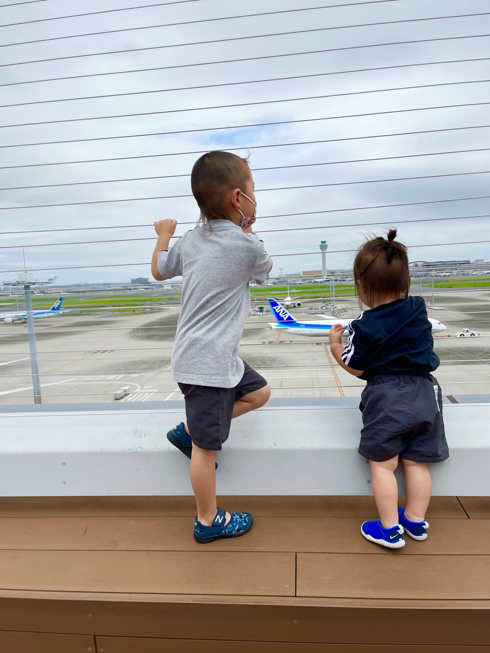 ブラック系のTシャツ/カットソー、グレー系のTシャツ/カットソー、グレー系のその他パンツを着用したキッズの秋コーディネートの2枚目の写真