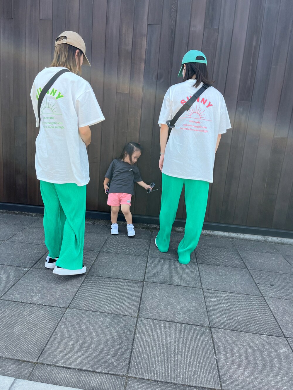 ホワイト系のTシャツ/カットソー、ブラック系のスニーカー、ブラック系のショルダーバッグを着用したレディースの夏コーディネートの2枚目の写真