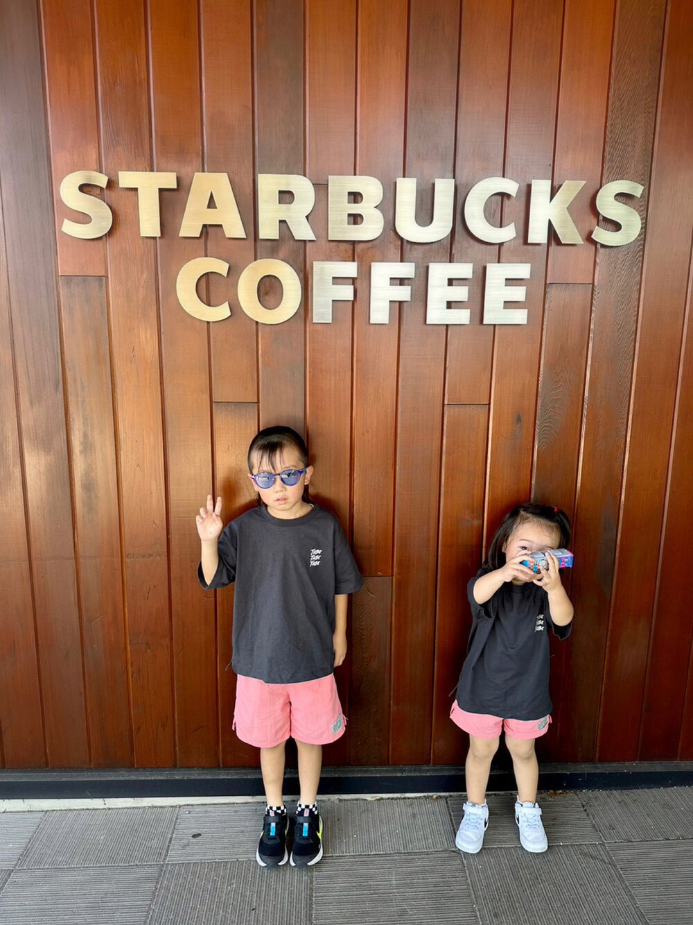 ブラック系のTシャツ/カットソー、ピンク系のその他パンツ、ピンク系のその他パンツを着用したキッズの夏コーディネートの2枚目の写真