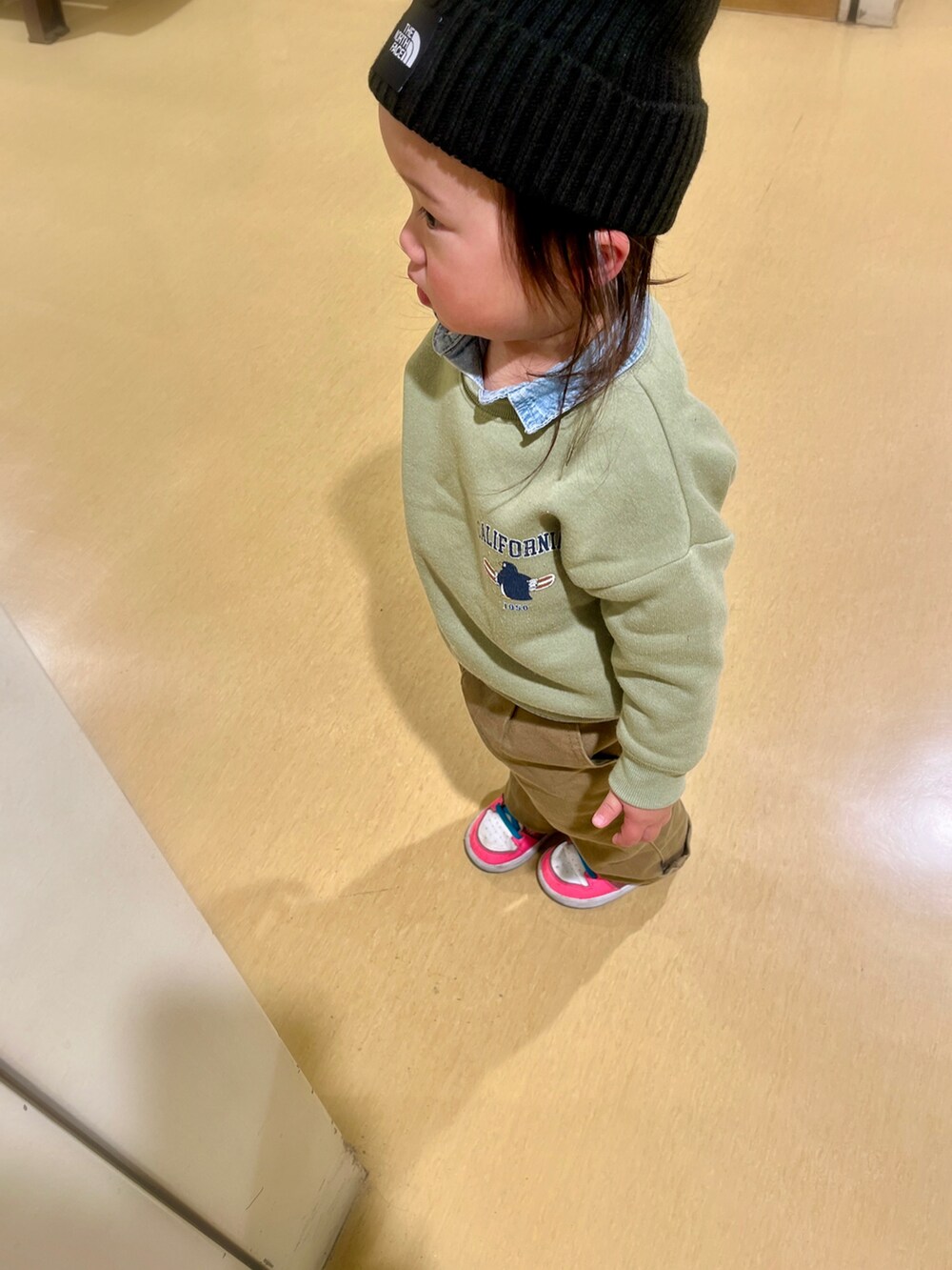 グリーン系のスウェット、ベージュ系のデニムパンツ、ブルー系のシャツ/ブラウスを着用したキッズの冬コーディネートの3枚目の写真