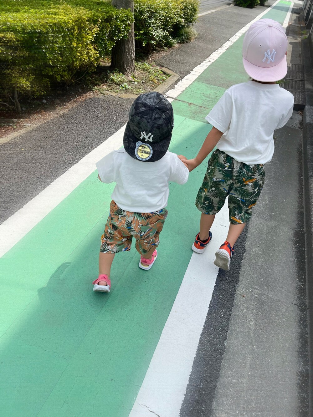 オレンジ系のその他パンツ、ピンク系のサンダル、ブルー系のスニーカーを着用したキッズの夏コーディネートの3枚目の写真