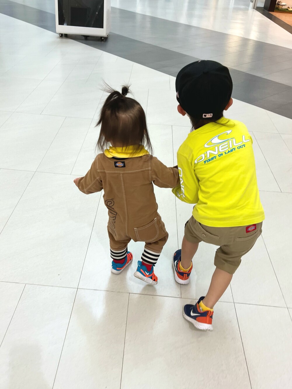 ブルー系のスニーカー、ベージュ系のその他パンツ、イエロー系のトップスを着用したキッズの春コーディネートの3枚目の写真