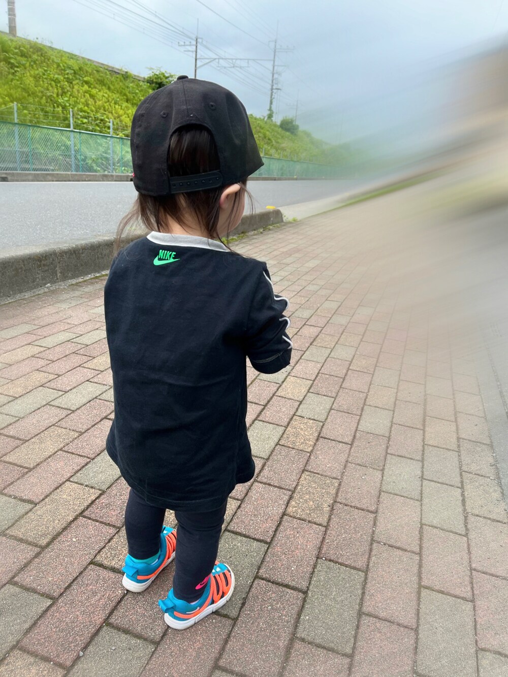 ブラック系のTシャツ/カットソー、ブルー系のスニーカー、ブラック系のレギンス/スパッツを着用したキッズの夏コーディネートの2枚目の写真