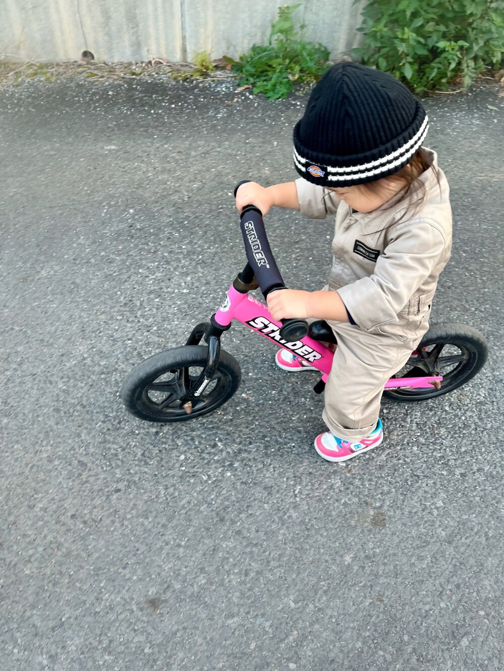 ベージュ系のつなぎ/オールインワン、ピンク系のスニーカー、ブラック系のニットキャップ/ビーニーを着用したキッズの冬コーディネートの2枚目の写真