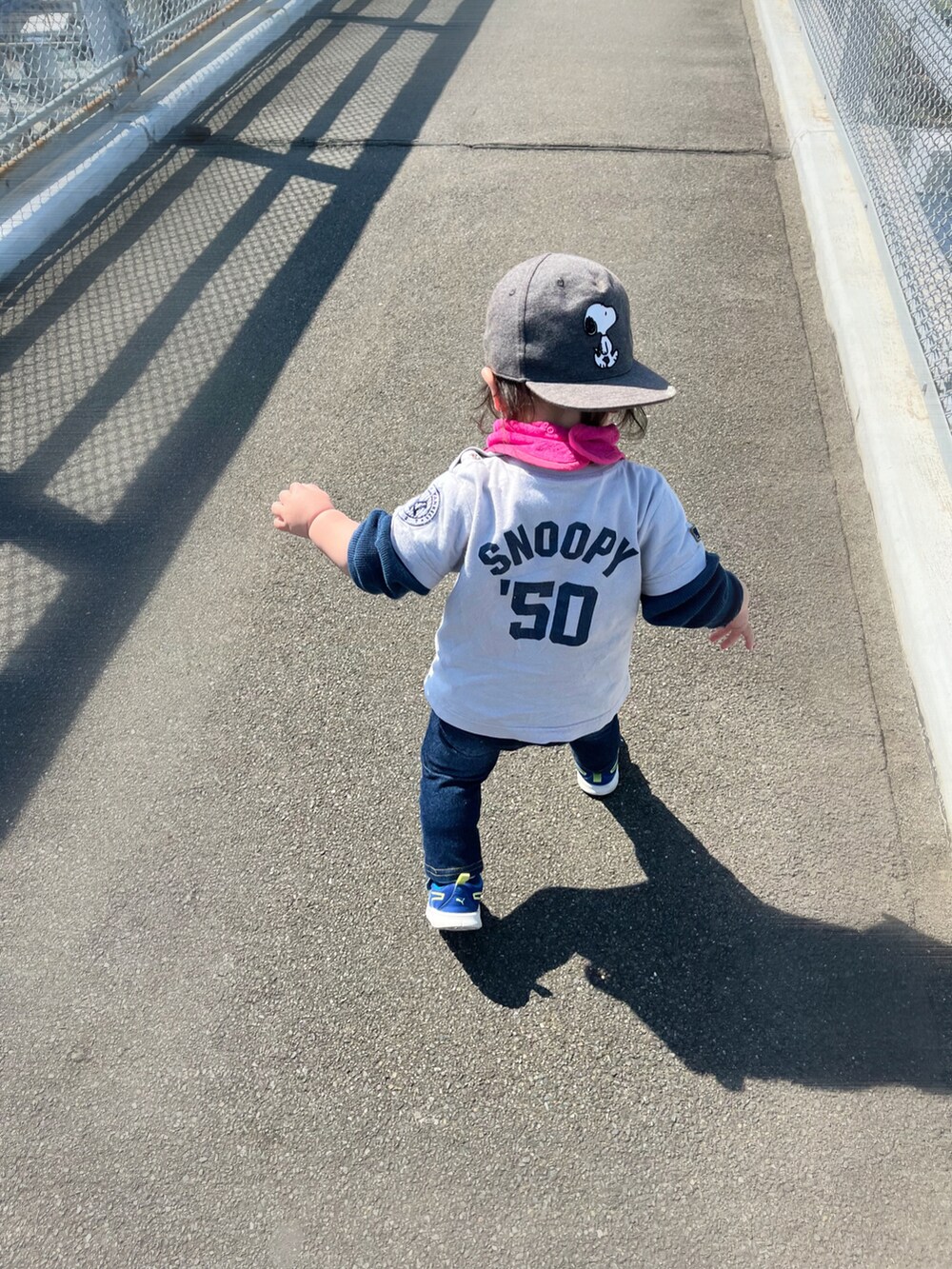 ピンク系のスニーカー、ブルー系のスニーカー、ブルー系のトップスを着用したキッズの春コーディネートの2枚目の写真