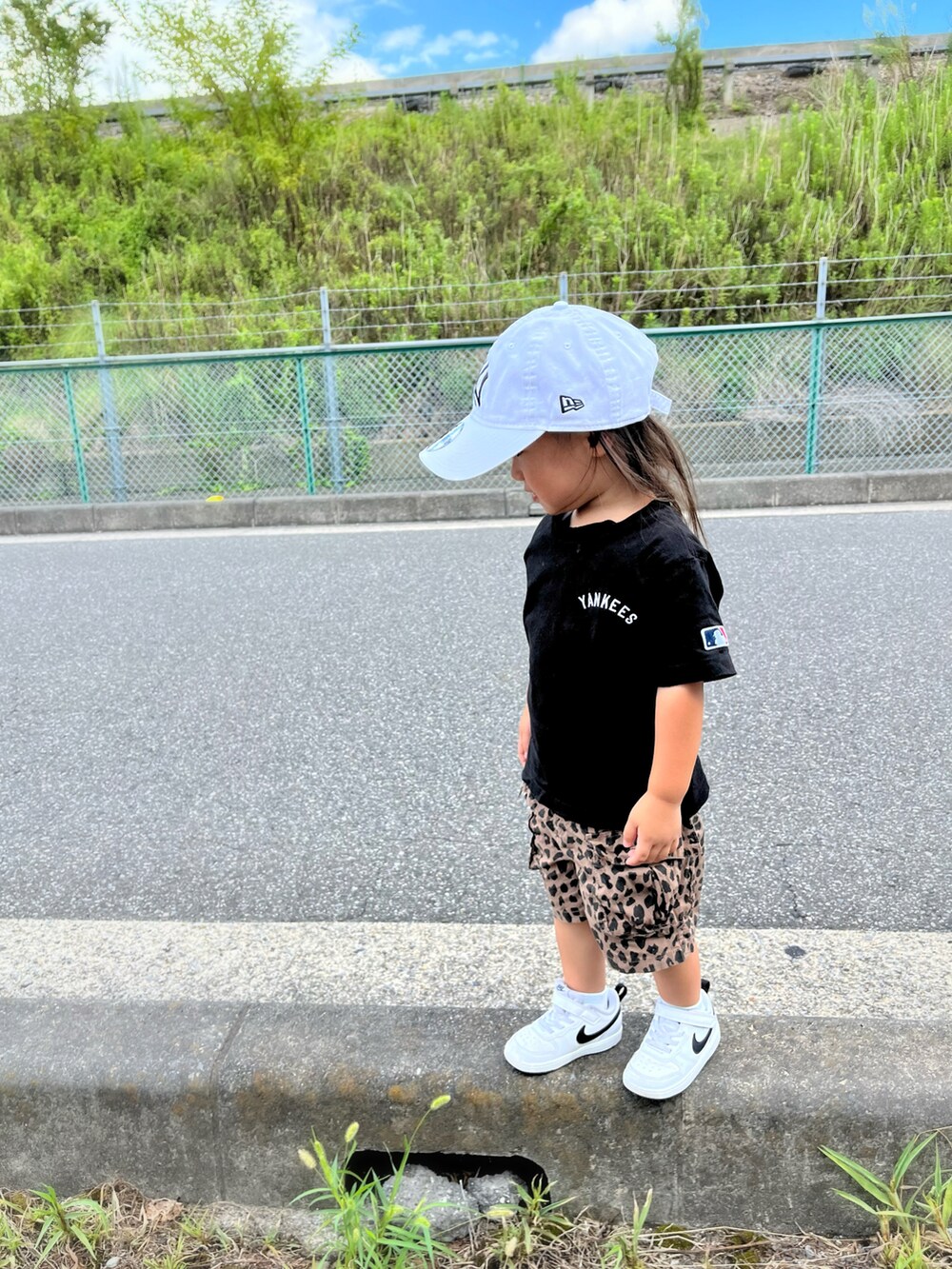 ブラック系のTシャツ/カットソー、ベージュ系のその他パンツ、ホワイト系のスニーカーを着用したキッズの秋コーディネートの2枚目の写真