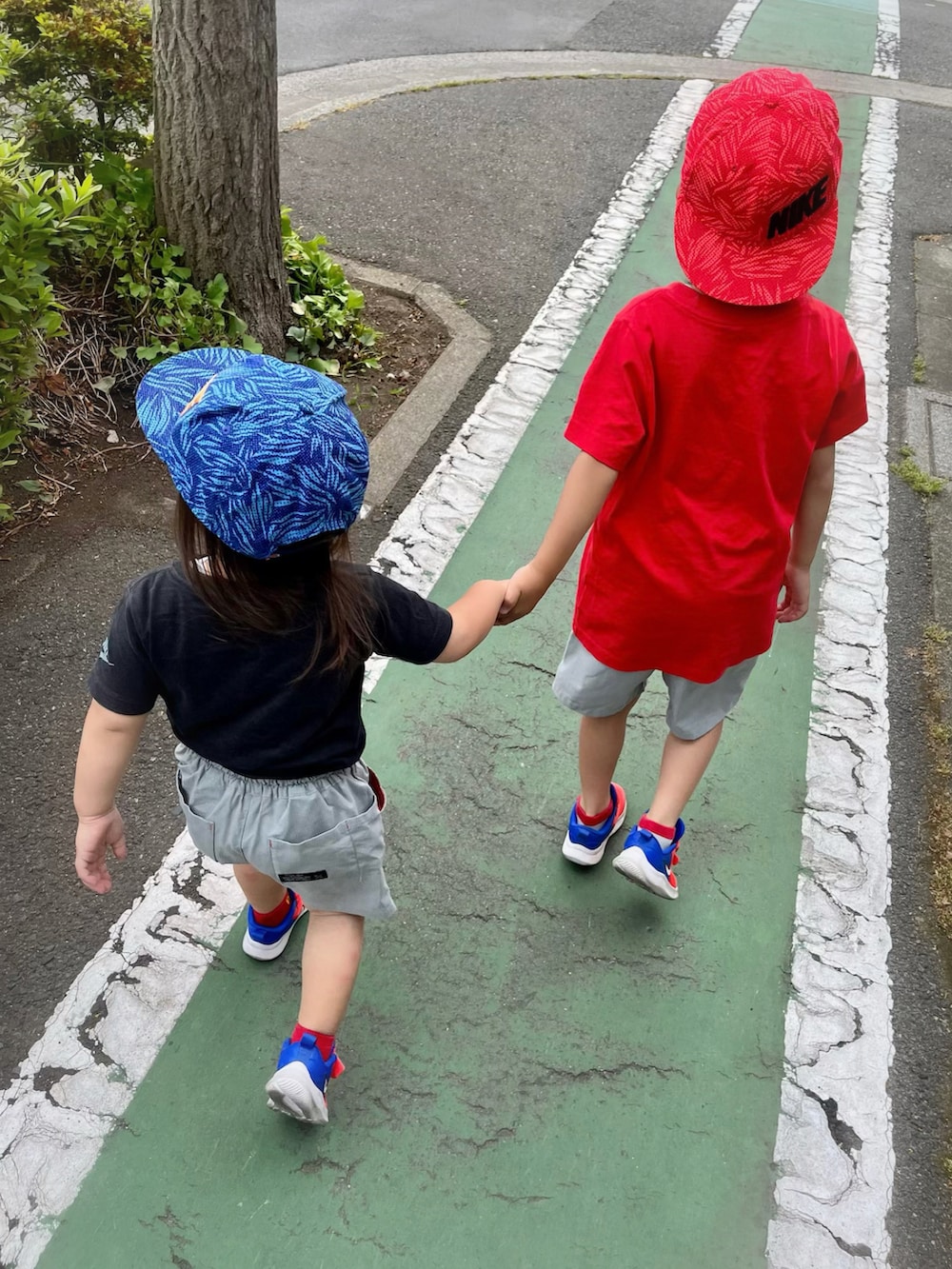 レッド系のTシャツ/カットソー、ブラック系のTシャツ/カットソー、グリーン系のその他パンツを着用したキッズの春コーディネートの3枚目の写真