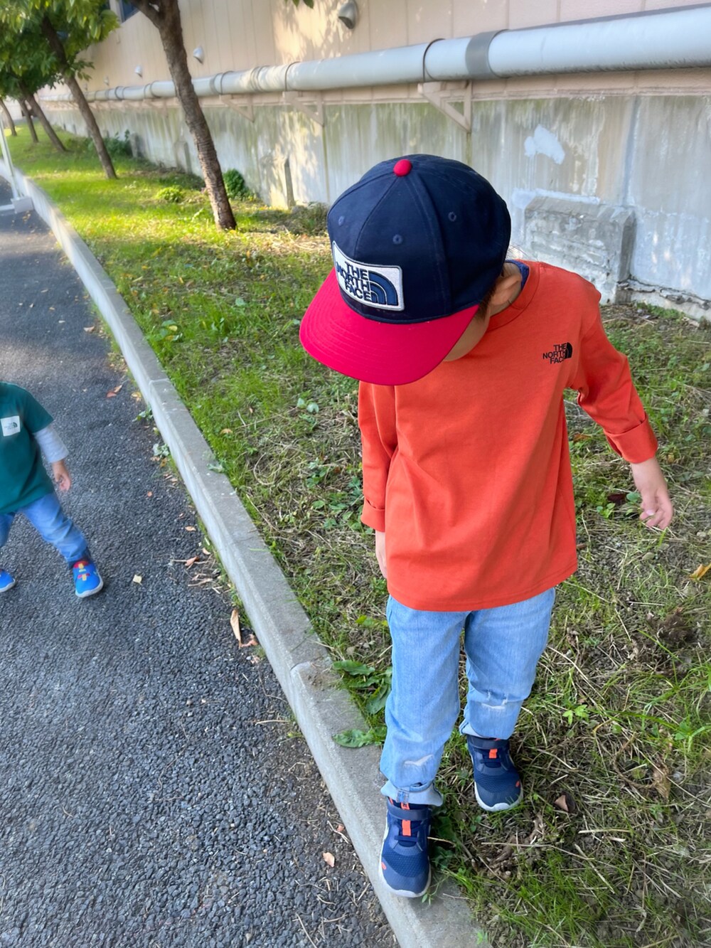 ブルー系のデニムパンツ、ブルー系のその他パンツ、ブルー系のスニーカーを着用したキッズの秋コーディネートの3枚目の写真