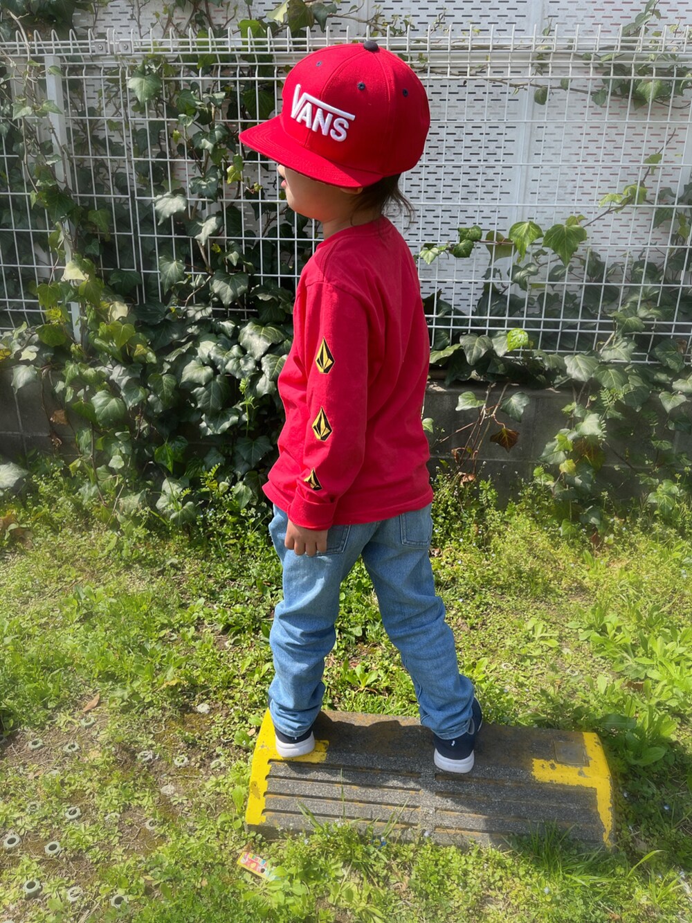 ブルー系のその他パンツ、レッド系のトップス、ブルー系のスニーカーを着用したキッズの春コーディネートの2枚目の写真