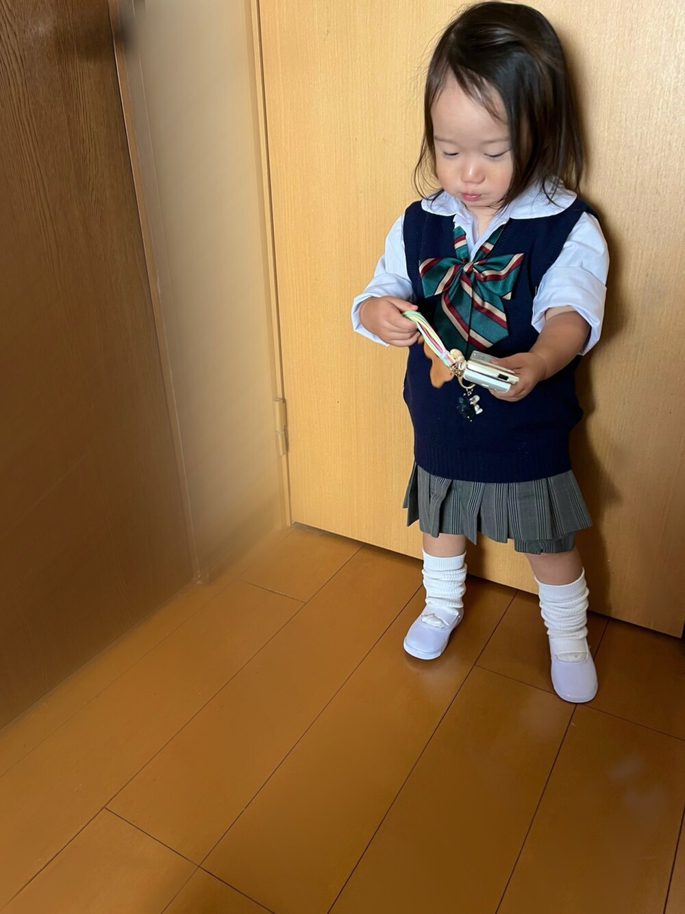 その他のラッピングキットを着用したキッズの秋コーディネートの2枚目の写真