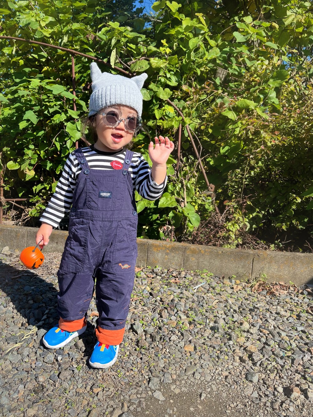 「キッズコーデ、キッズファッション、WEARハロウィン2022、ハロウィン、ボーダー、サロペット、オーバーオール、ニット帽、ネコミミ」｜「NIKEのナイキ フレックス ランナー 2 キッズシューズ / Nike Flex Runner 2 Baby/Toddler Shoes（スニーカー、ブルー系）」を使った、manaさん（キッズ・80cm）の秋コーディネートの2枚目の写真