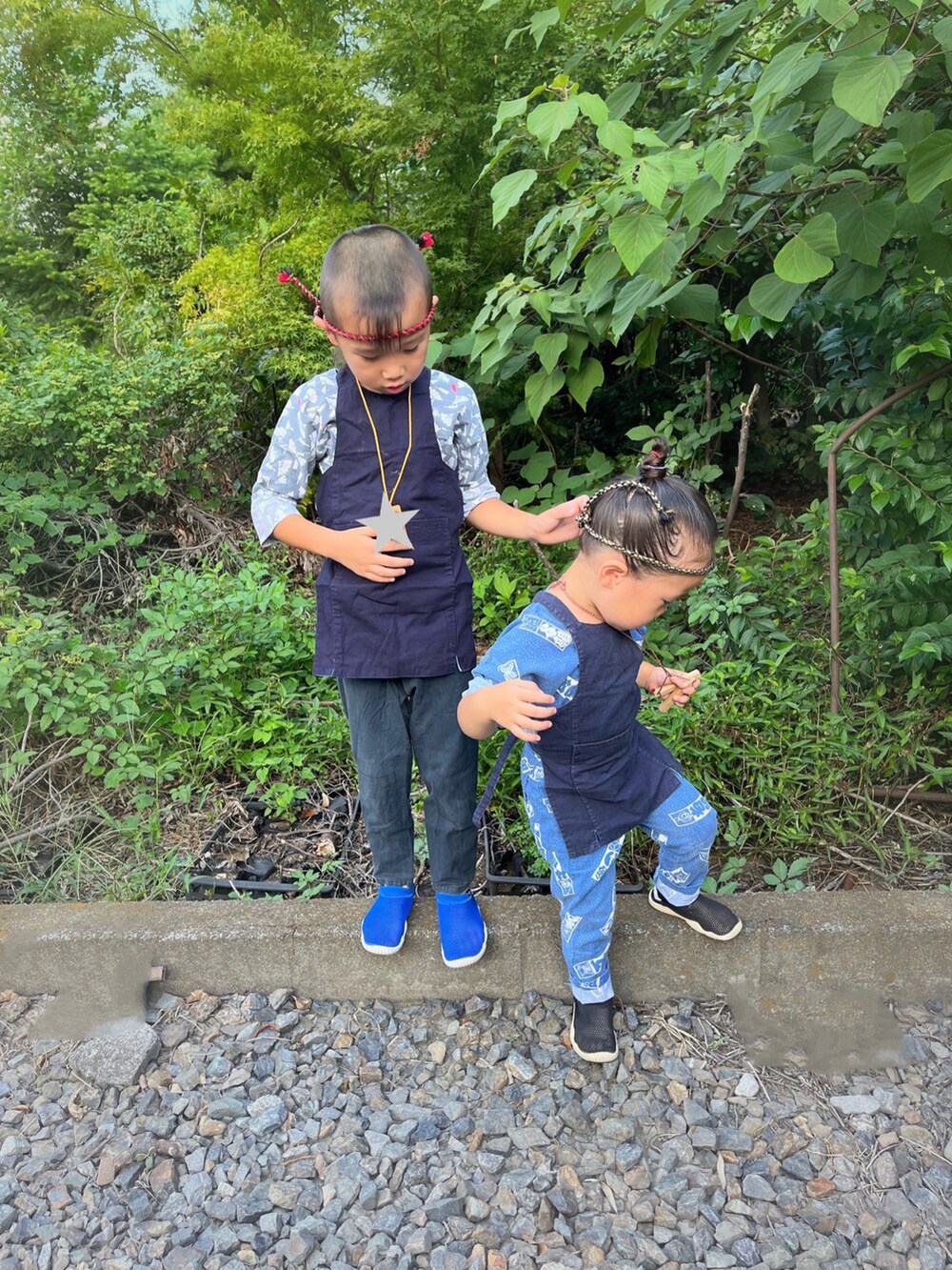 ブラック系のサンダル、ブルー系のサンダル、ブルー系の和装小物を着用したキッズの秋コーディネートの2枚目の写真