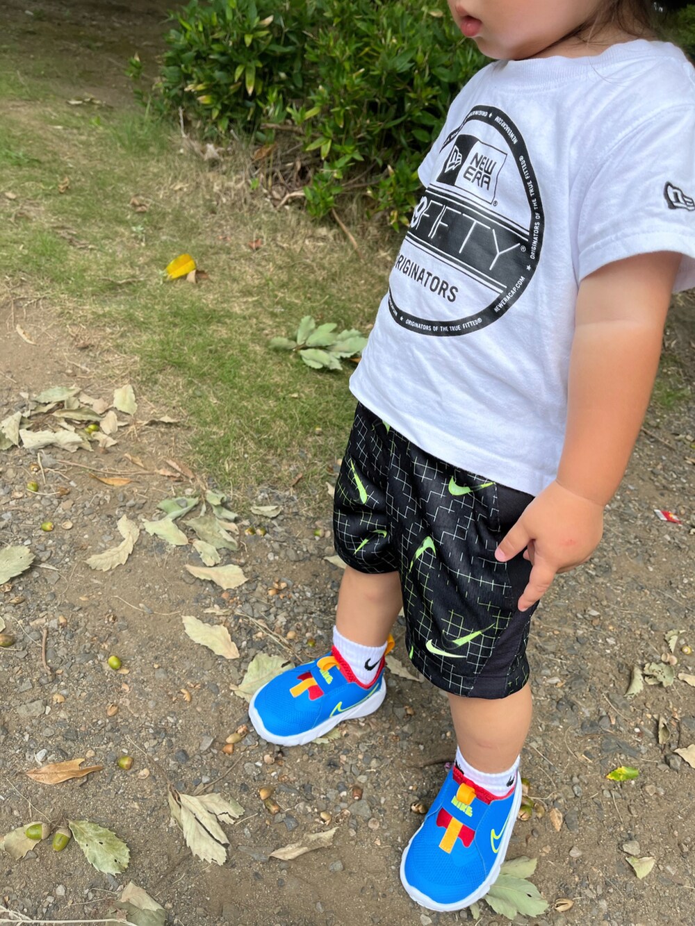 ブルー系のスニーカー、ブラック系のパンツ、ホワイト系のTシャツ/カットソーを着用したキッズの秋コーディネートの4枚目の写真