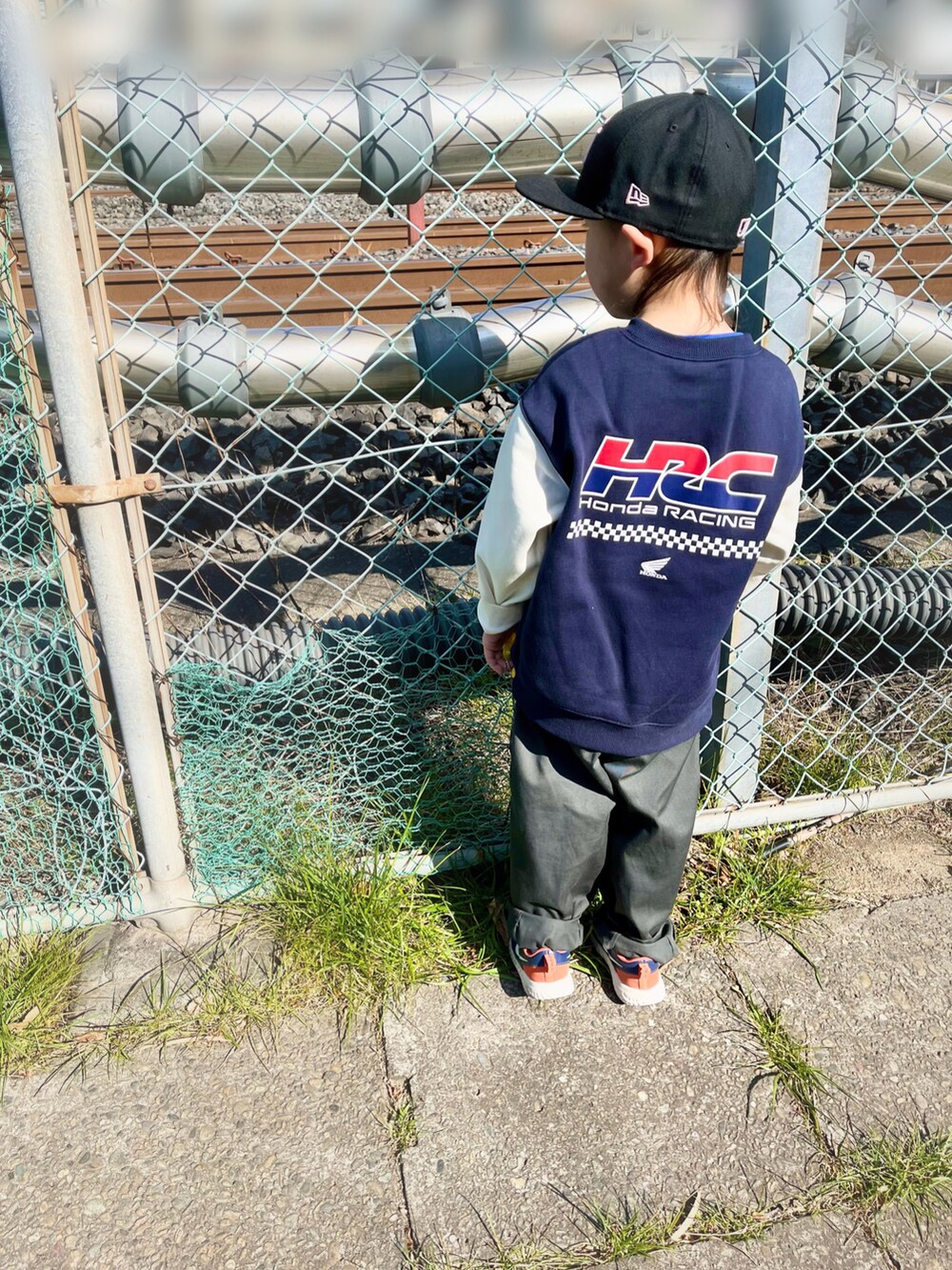 ブルー系のトップス、グリーン系のパンツ、ブルー系のスニーカーを着用したキッズの冬コーディネートの2枚目の写真