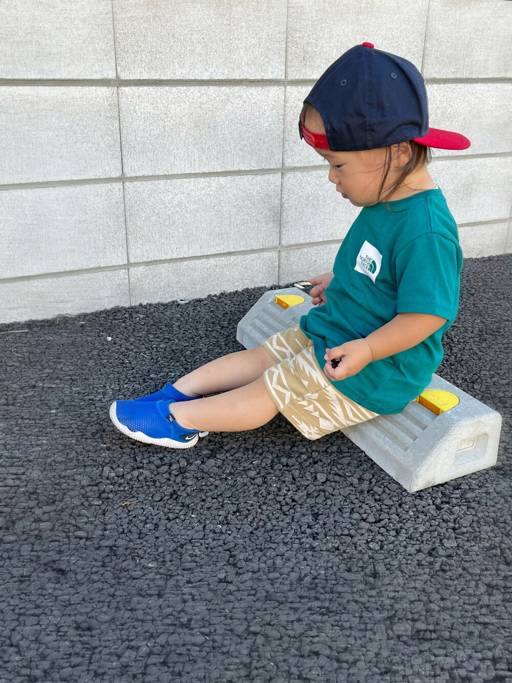 ブルー系のサンダル、ベージュ系のその他パンツ、グリーン系のTシャツ/カットソーを着用したキッズの夏コーディネートの2枚目の写真