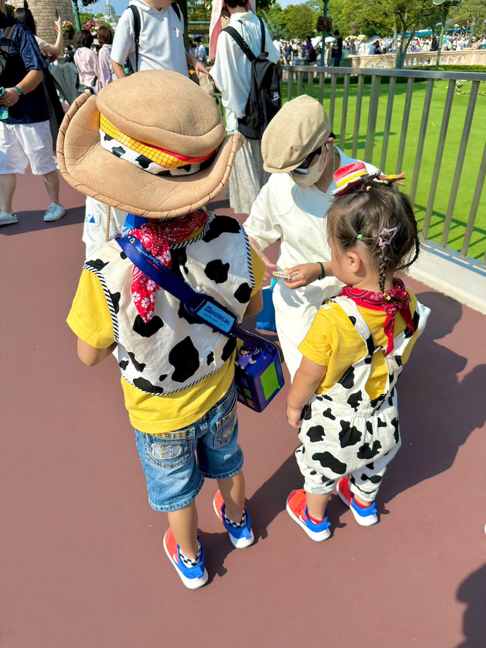 イエロー系のTシャツ/カットソー、ブラック系のTシャツ/カットソー、ホワイト系のパンツを着用したキッズの夏コーディネートの2枚目の写真