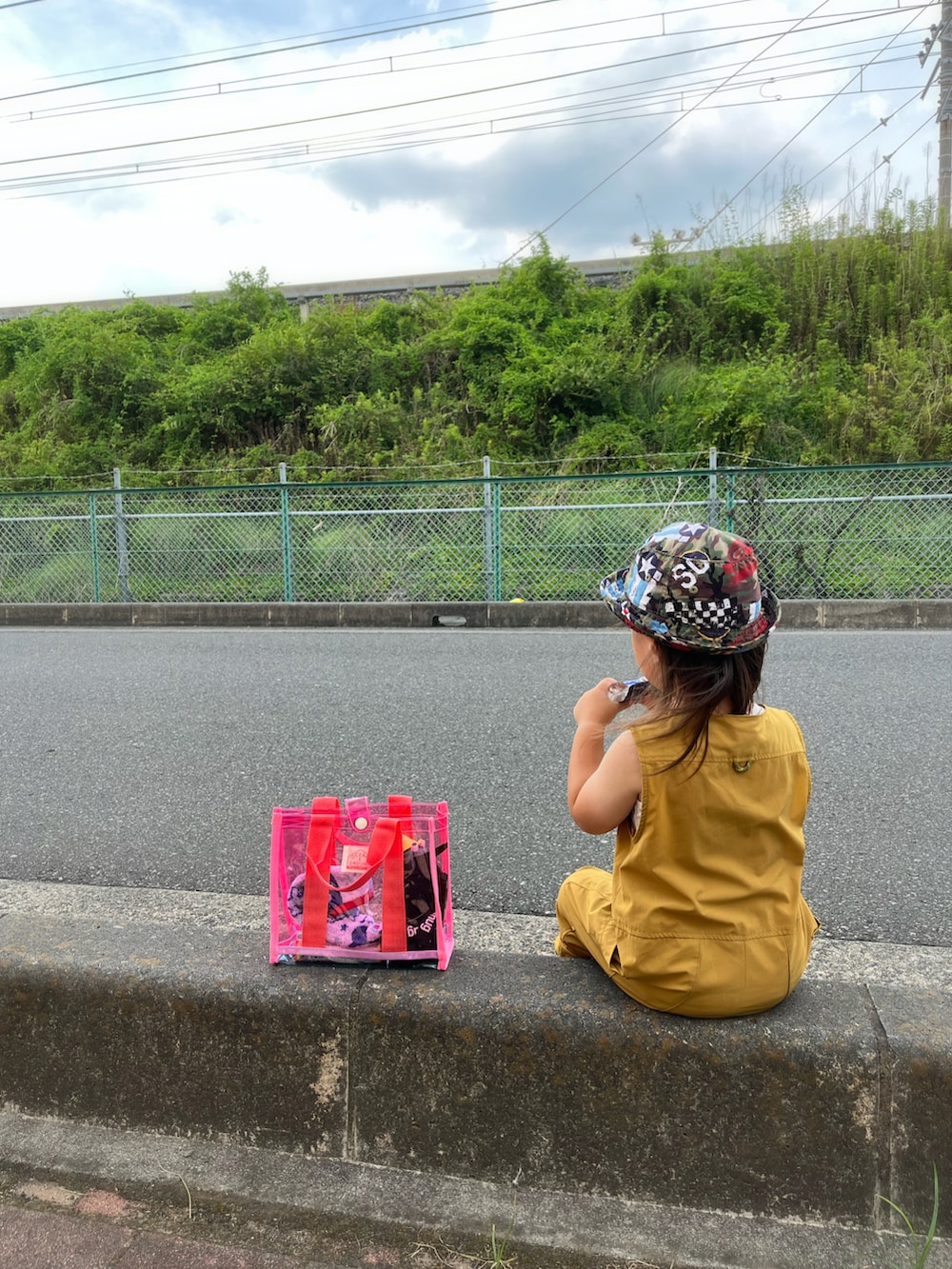「キッズコーデ、キッズファッション、バケットハット、オールインワン、サロペット、サンダル、水筒、クリアバッグ、トートバッグ、スウィーツ同盟会」｜「Quiksilverのアイテム（帽子、ブルー系）」を使った、manaさん（キッズ・90cm）の夏コーディネートの2枚目の写真