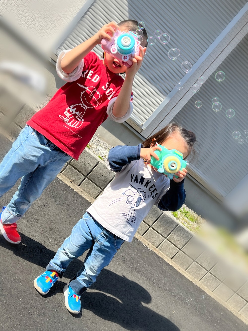 ブルー系のトップス、レッド系のトップス、ブルー系のデニムパンツを着用したキッズの春コーディネートの3枚目の写真