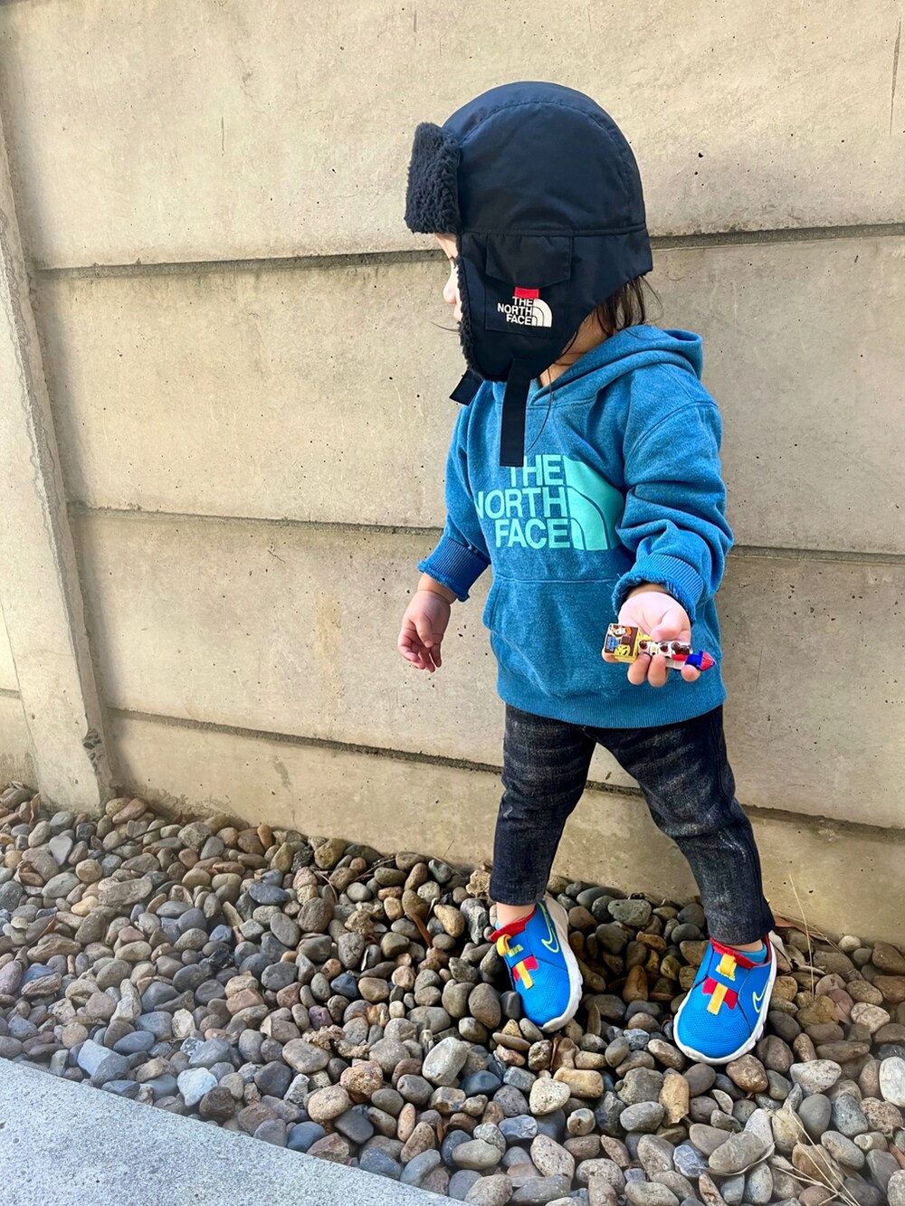 ブルー系のパンツ、ブルー系のスニーカー、ブルー系のパーカーを着用したキッズの冬コーディネートの3枚目の写真