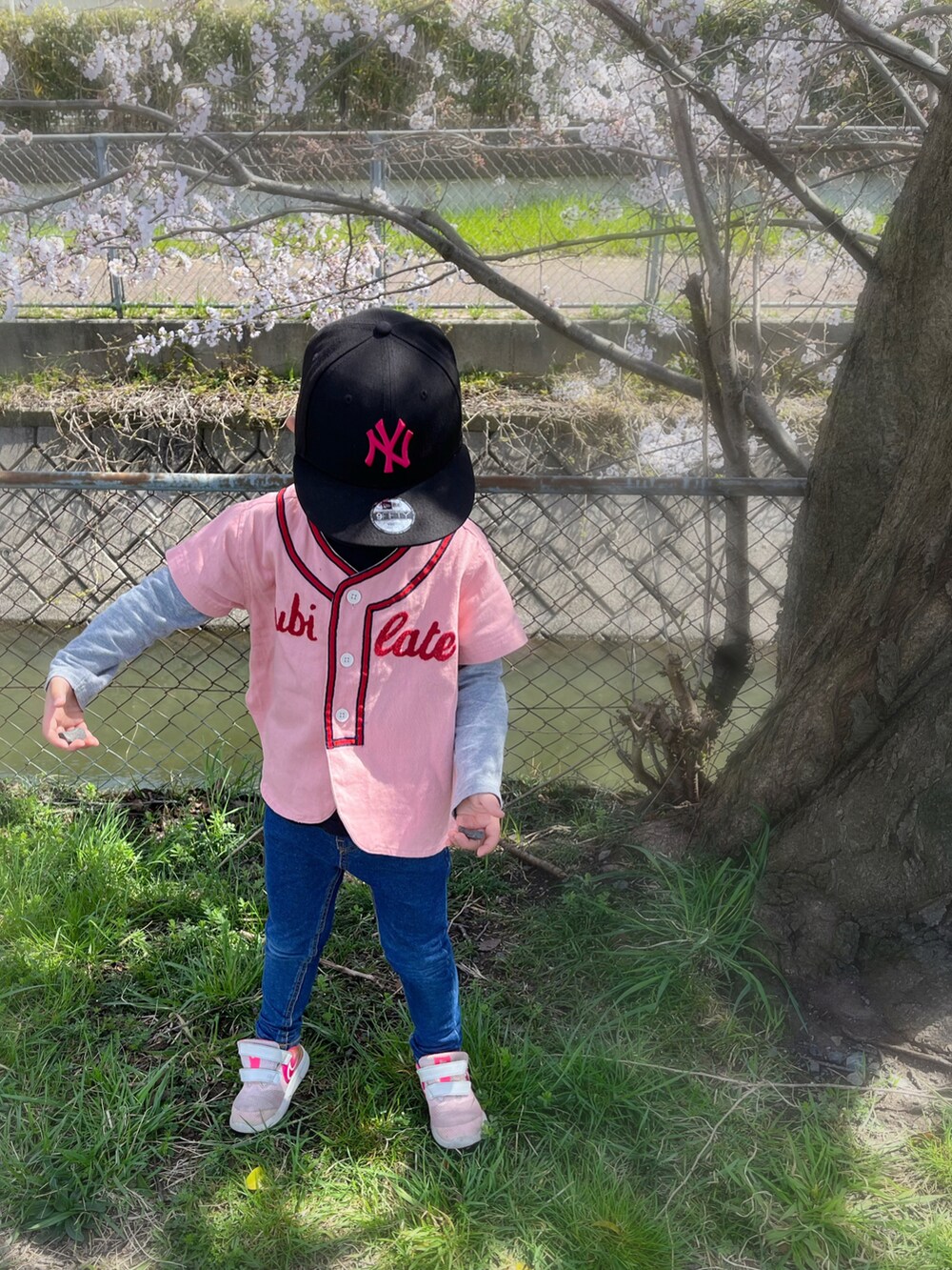 ピンク系のスニーカー、ブルー系のスニーカー、ブルー系のパンツを着用したキッズの春コーディネートの2枚目の写真