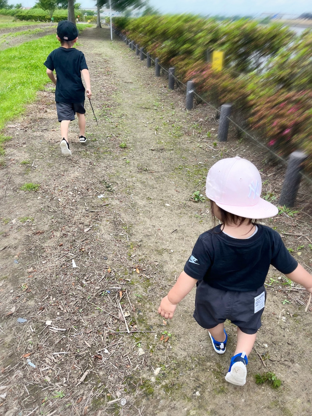 ブルー系のサンダル、ブラック系のサンダル、グレー系のその他パンツを着用したキッズの夏コーディネートの3枚目の写真