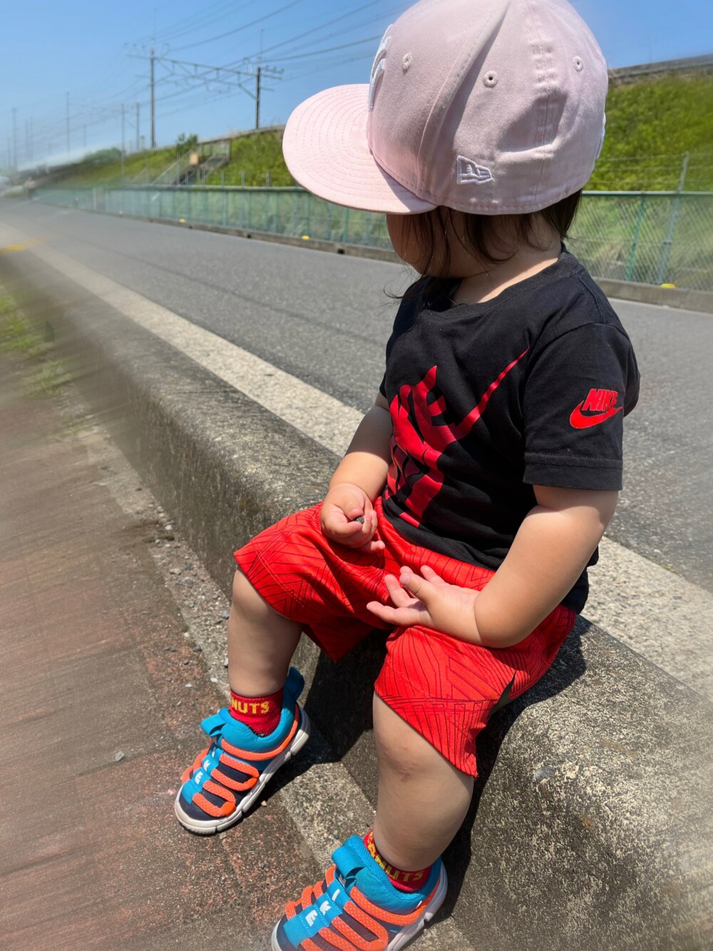 ブルー系のスニーカー、ブラック系のTシャツ/カットソー、レッド系のパンツを着用したキッズの夏コーディネートの2枚目の写真