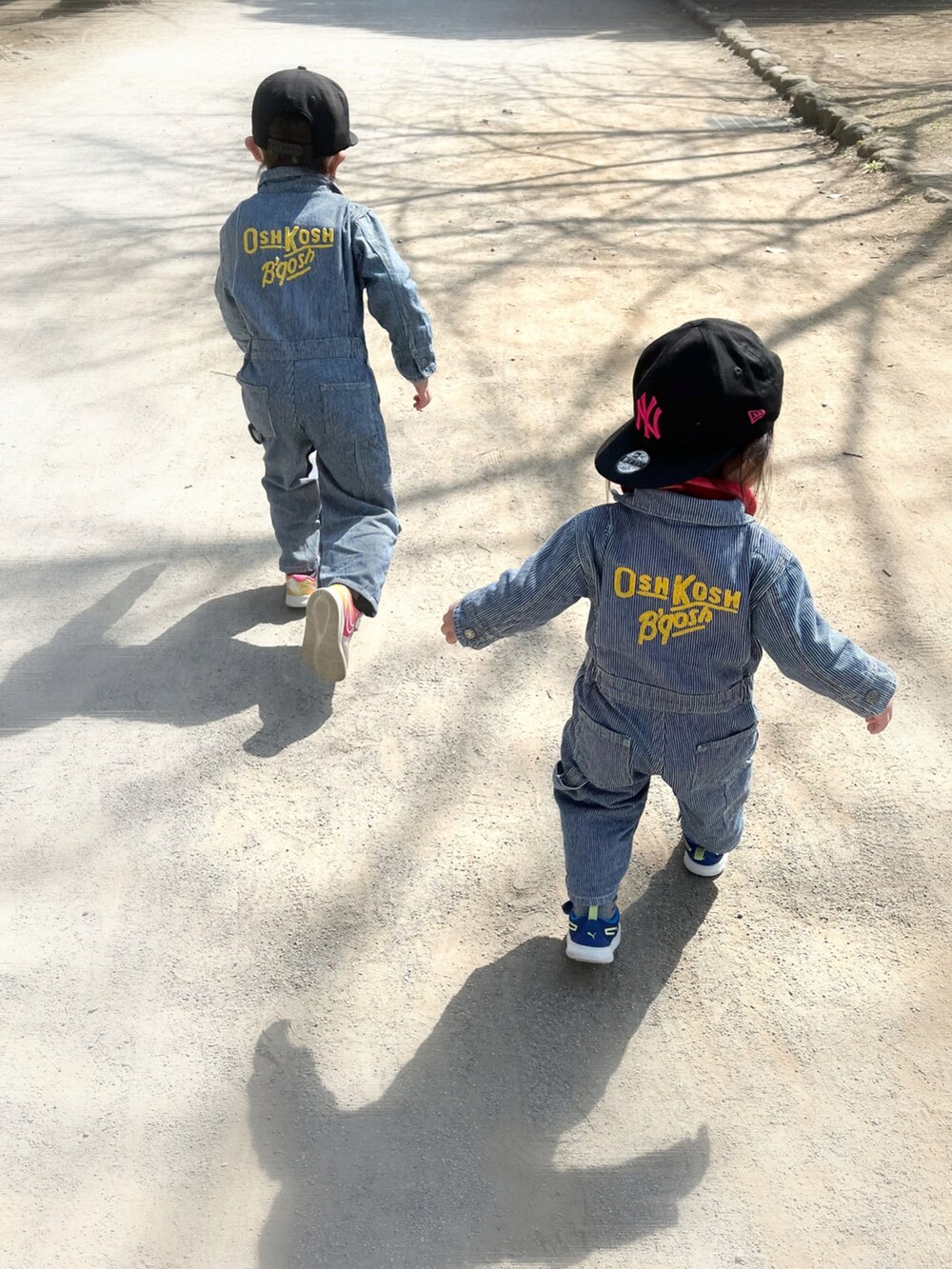 「4歳、1歳、お揃い、兄弟コーディネート、リンクコーデ、キッズコーデ、キャップ、ニューエラ、つなぎ、オールインワン、デニム、ヒッコリー」｜「NEW ERAの【NEW ERA】キッズ Youth 9FIFTY MLB [BSC]（キャップ、ブラック系）」を使った、manaさん（キッズ・100cm）の春コーディネートの2枚目の写真