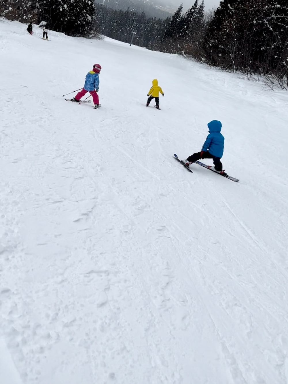 その他のTシャツ/カットソー、レッド系の帽子、イエロー系のアウトドア/スポーツを着用したキッズの冬コーディネートの2枚目の写真
