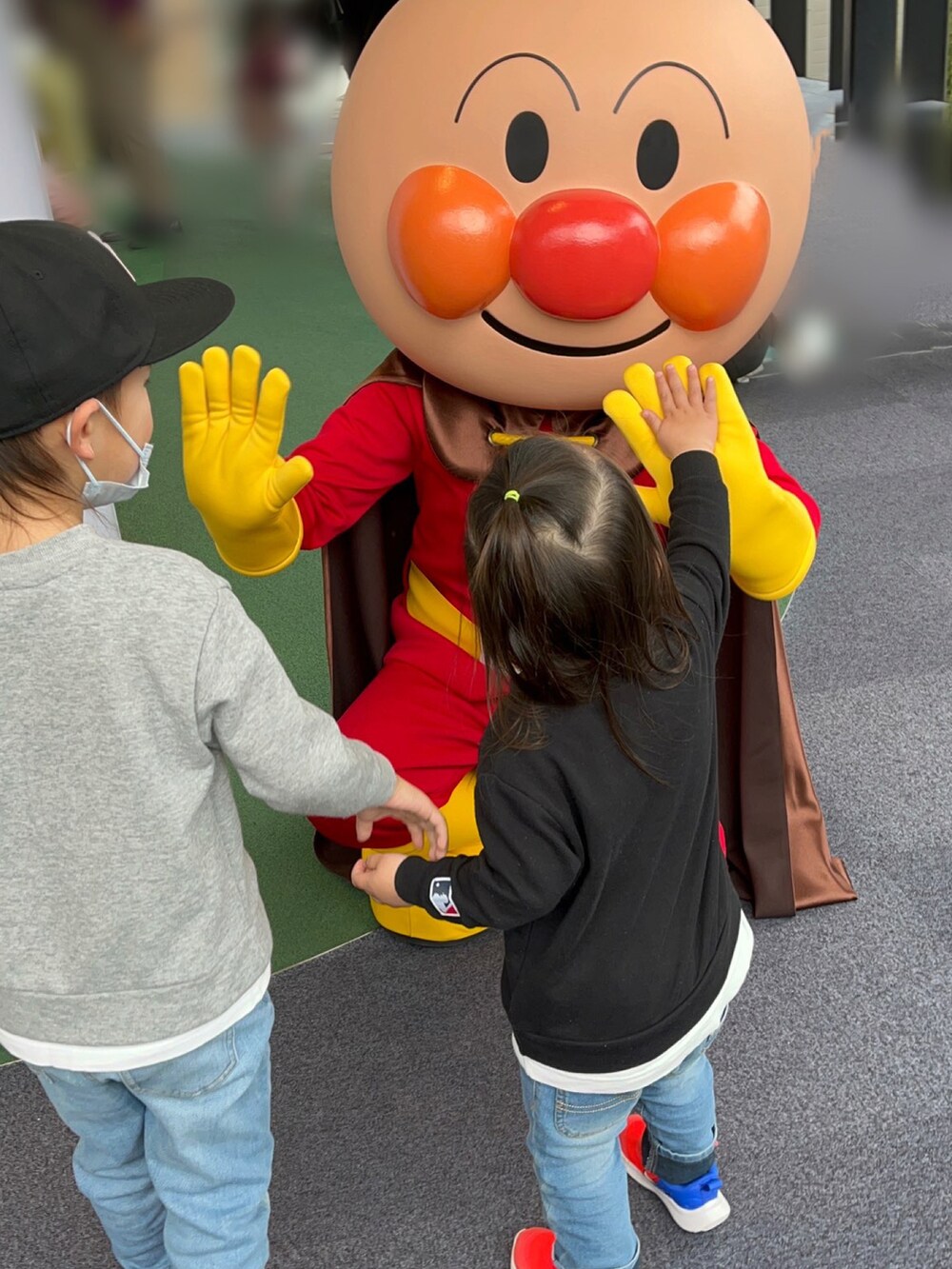 その他のバックパック/リュック、レッド系のジャケット/アウター、ブルー系のデニムパンツを着用したキッズの春コーディネートの3枚目の写真