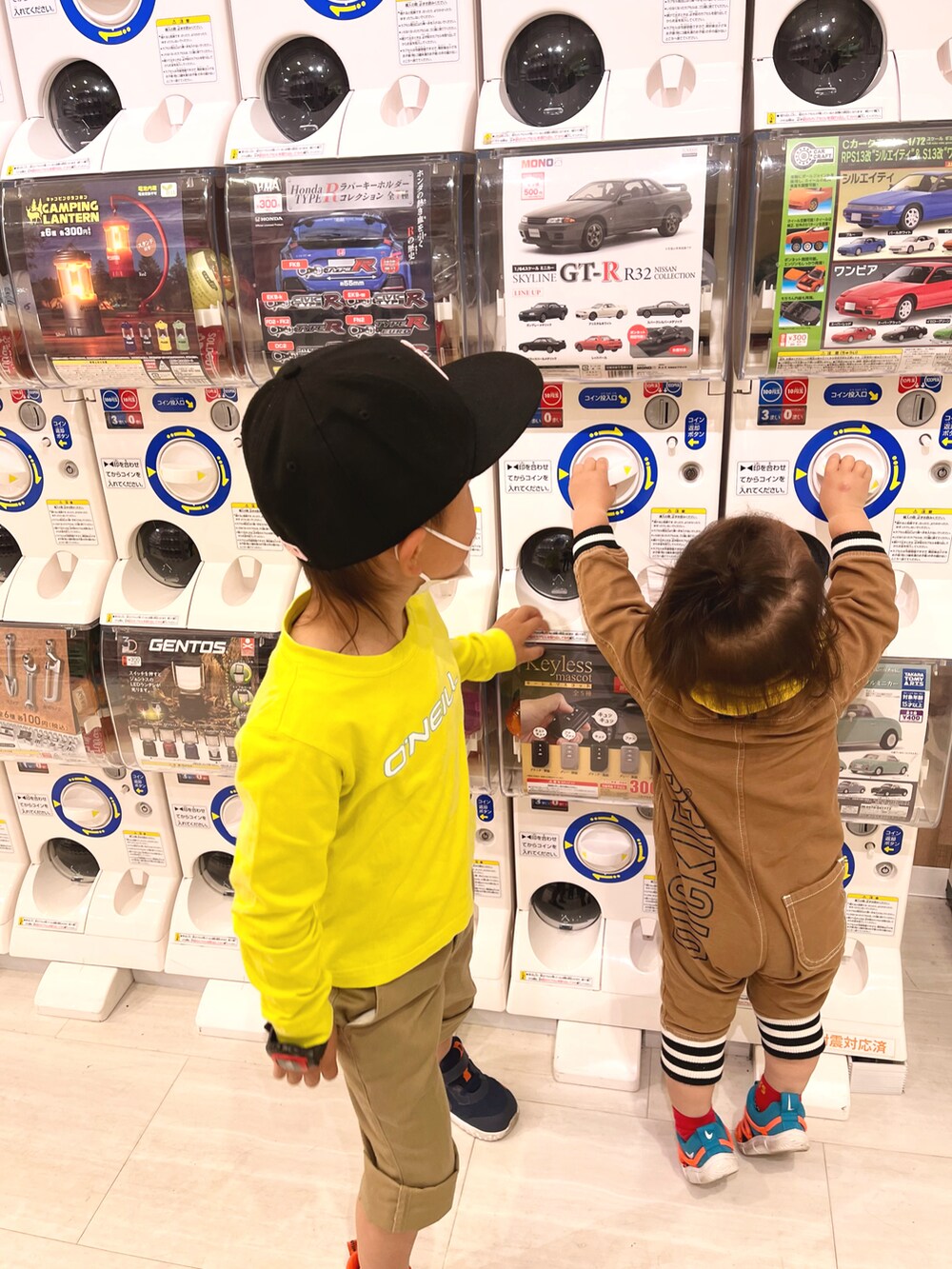 ブルー系のスニーカー、ベージュ系のその他パンツ、イエロー系のトップスを着用したキッズの春コーディネートの2枚目の写真