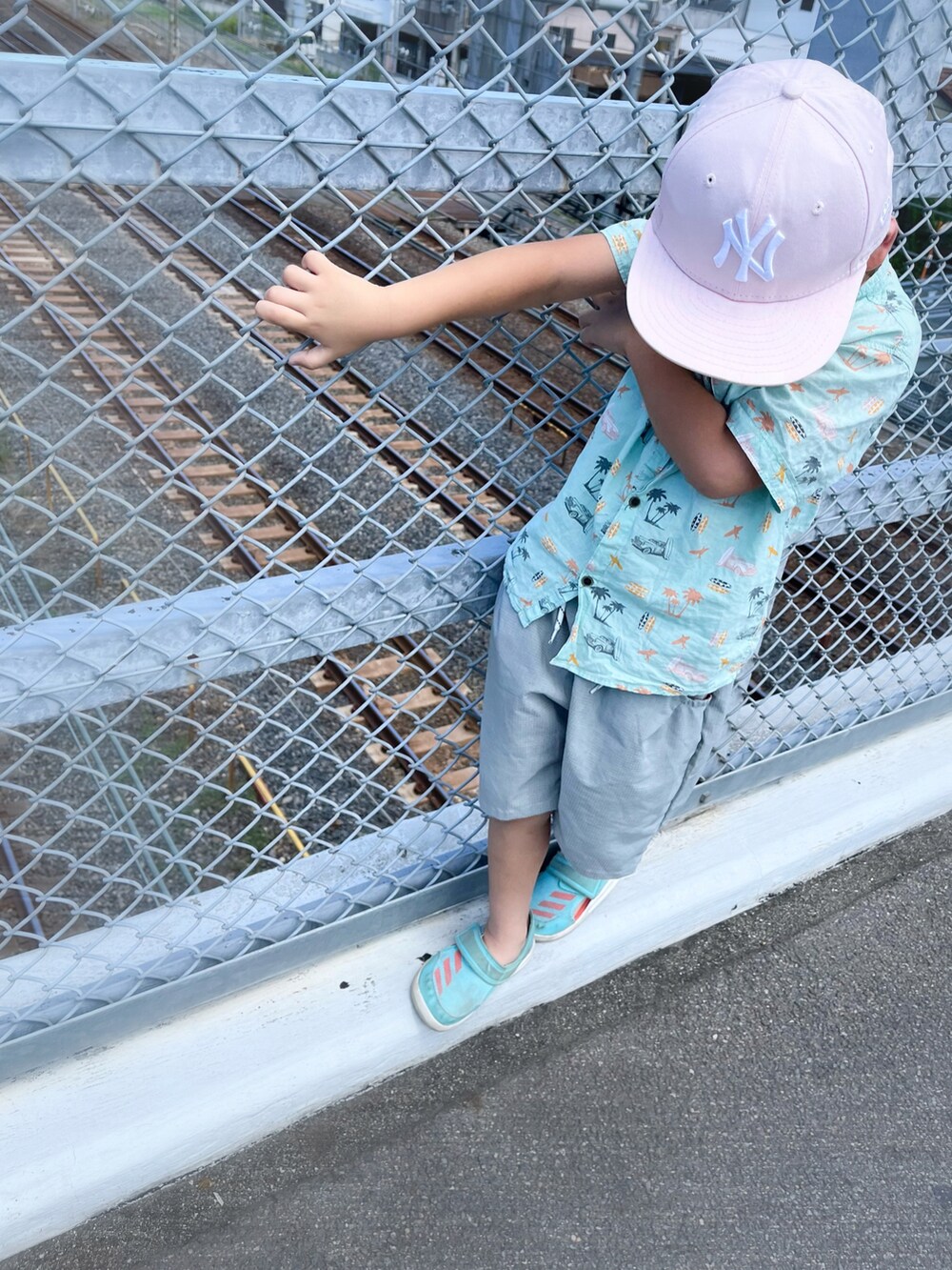 グリーン系のサンダル、ピンク系のサンダル、グリーン系のその他パンツを着用したキッズの夏コーディネートの2枚目の写真