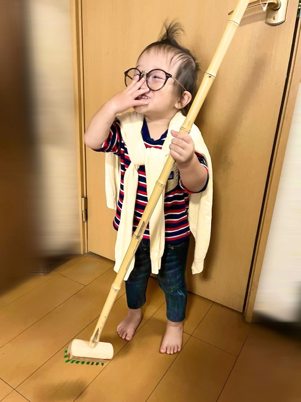 ホワイト系のニット/セーター、ブルー系のパンツ、レッド系のTシャツ/カットソーを着用したキッズの秋コーディネートの3枚目の写真