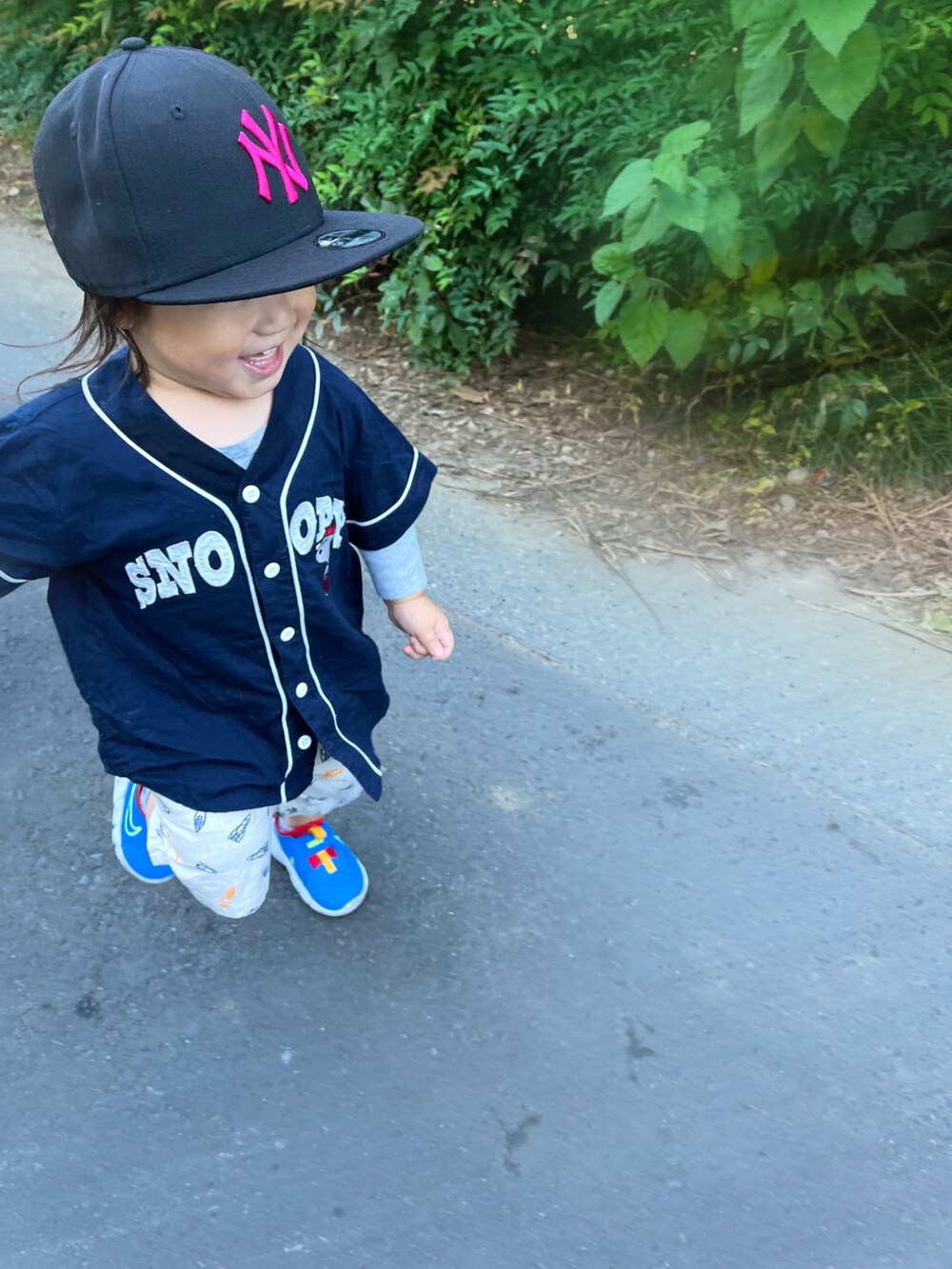 ブルー系のシャツ/ブラウス、ブルー系のスニーカー、ベージュ系のパンツを着用したキッズの秋コーディネートの2枚目の写真