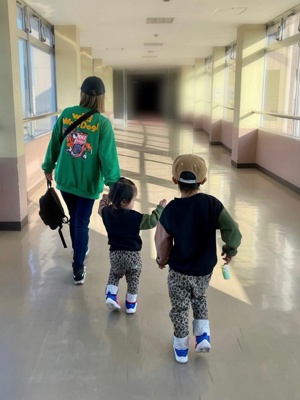 ブラック系のトップス、ブラウン系のその他パンツ、ブラウン系のその他パンツを着用したキッズの冬コーディネートの2枚目の写真